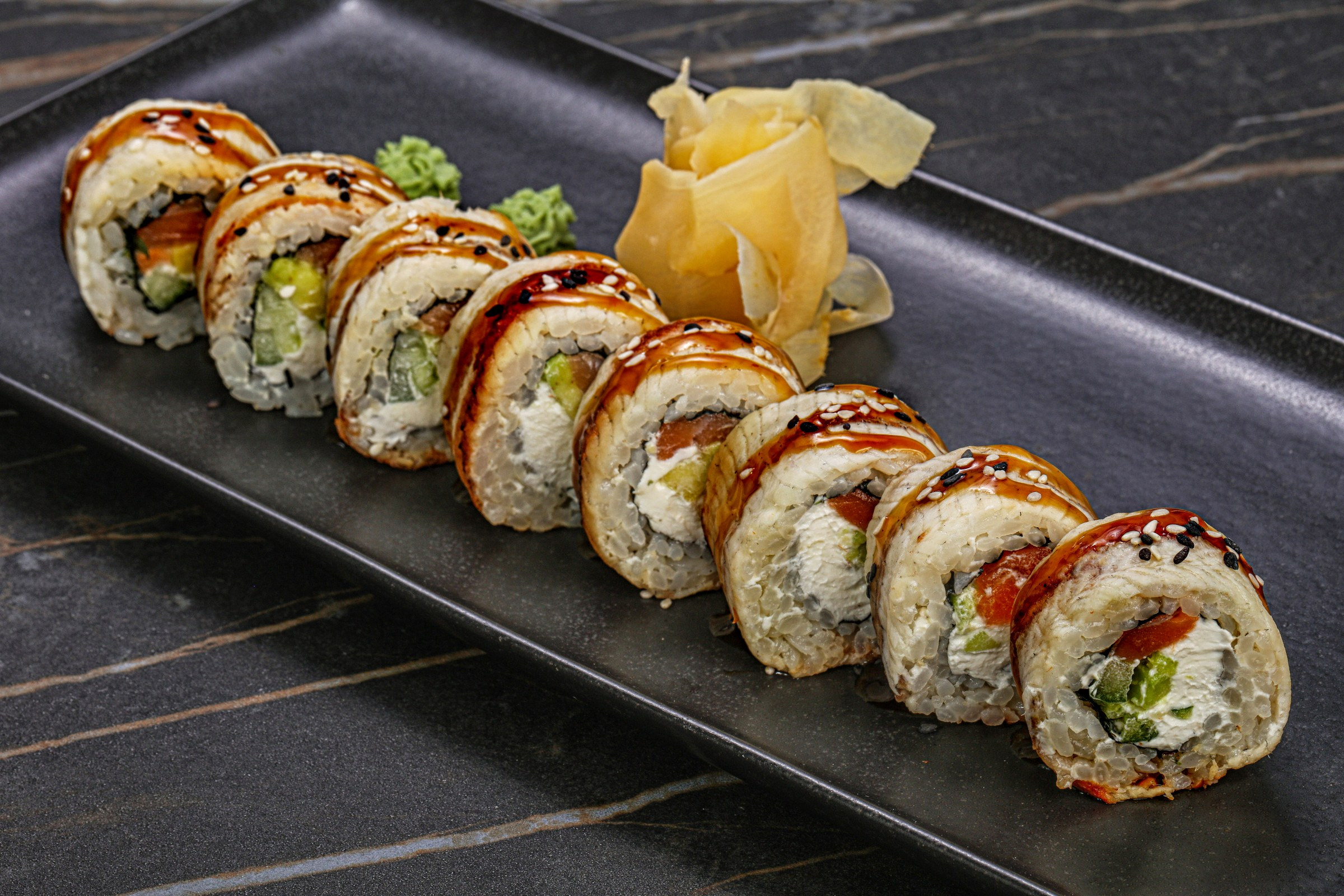 Фотосъемка суши и роллов. Заказ по тел.: +7 (906) 006-90-22. Фуд-фотограф Андрей Старостин — съемка еды в Москве. 9000 руб. в час