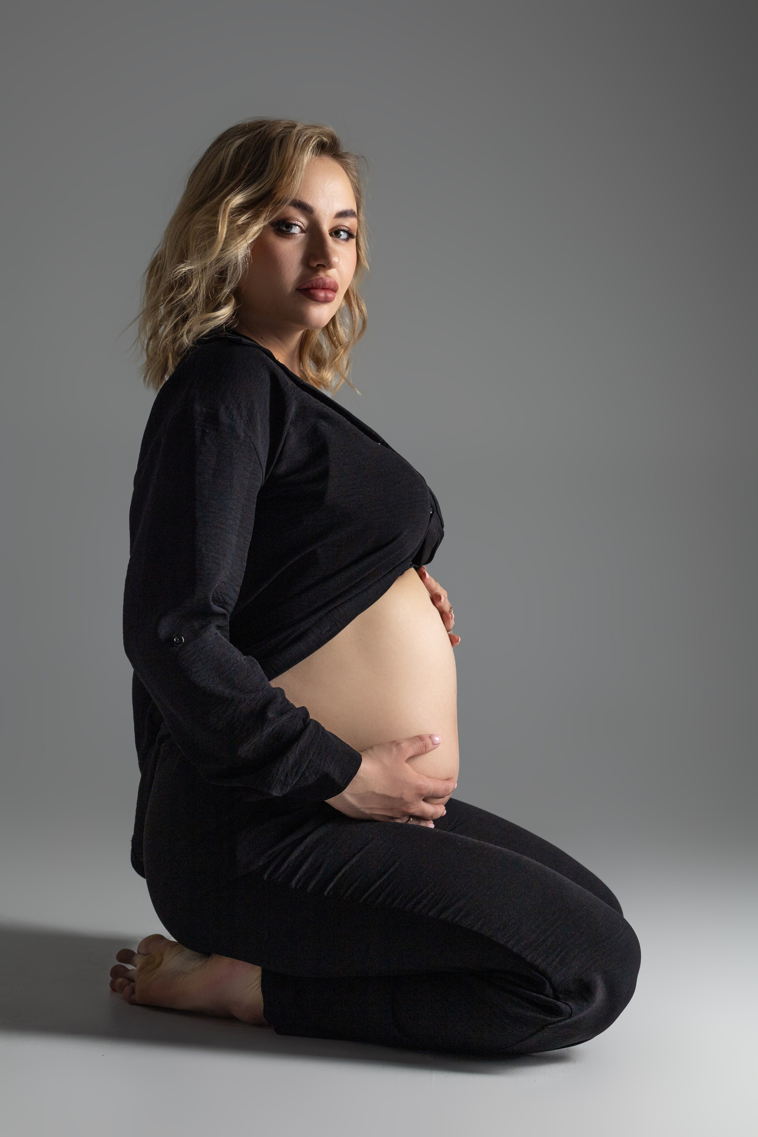 Беременность на белом фоне. Ирина Мезенцева | Женский и предметный фотограф | г. Омск