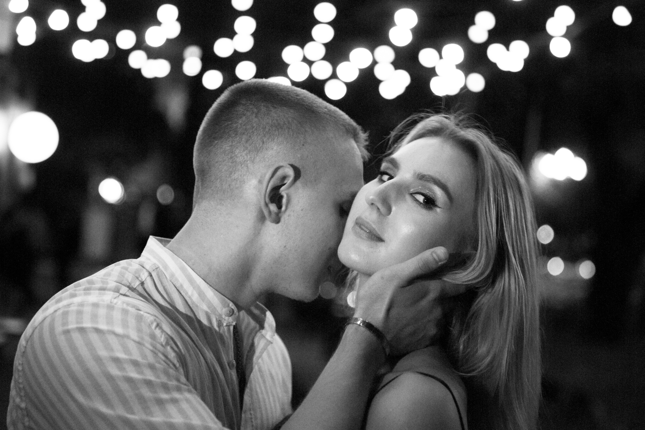 на этом черно-белом фото - поцелуй, любовь, лавстори  в Хабаровске. Фотограф в Хабаровске - Татьяна Трубникова. Взглянув на это фото, Вы можете решить, что надо пофотаться в стиле лав стори, а значит пора заказать фотосессию в Хабаровске у Татьяны Трубниковой. Подходит для тех, кто любит чб фото