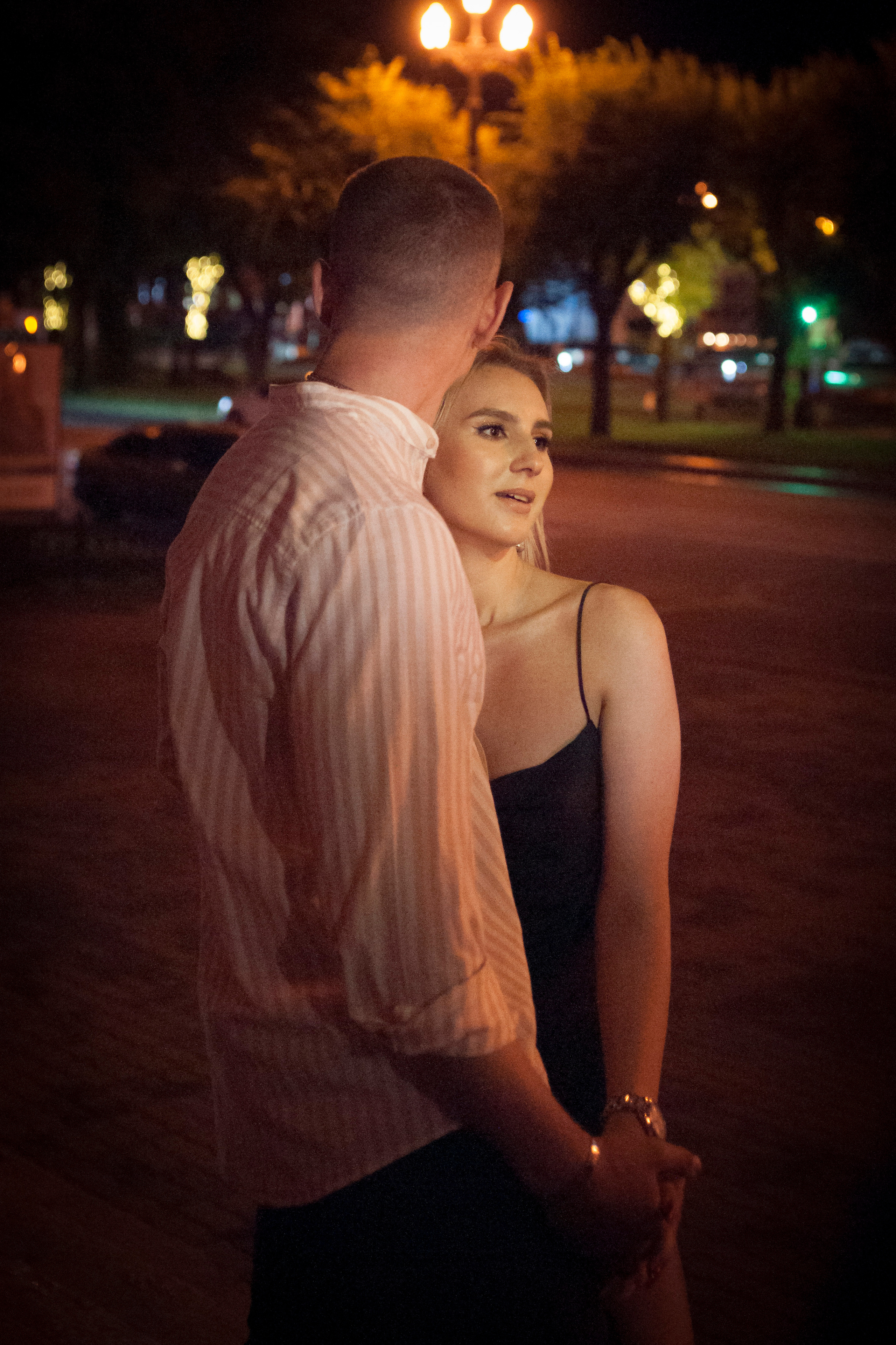 на данном фото - пара влюбленных  на улицах Хабаровска. Фотограф в Хабаровске - Татьяна Трубникова. Взглянув на это фото, Вы можете решить, что надо пофотаться в стиле лав стори, а значит пора заказать фотосессию в Хабаровске у Татьяны Трубниковой.