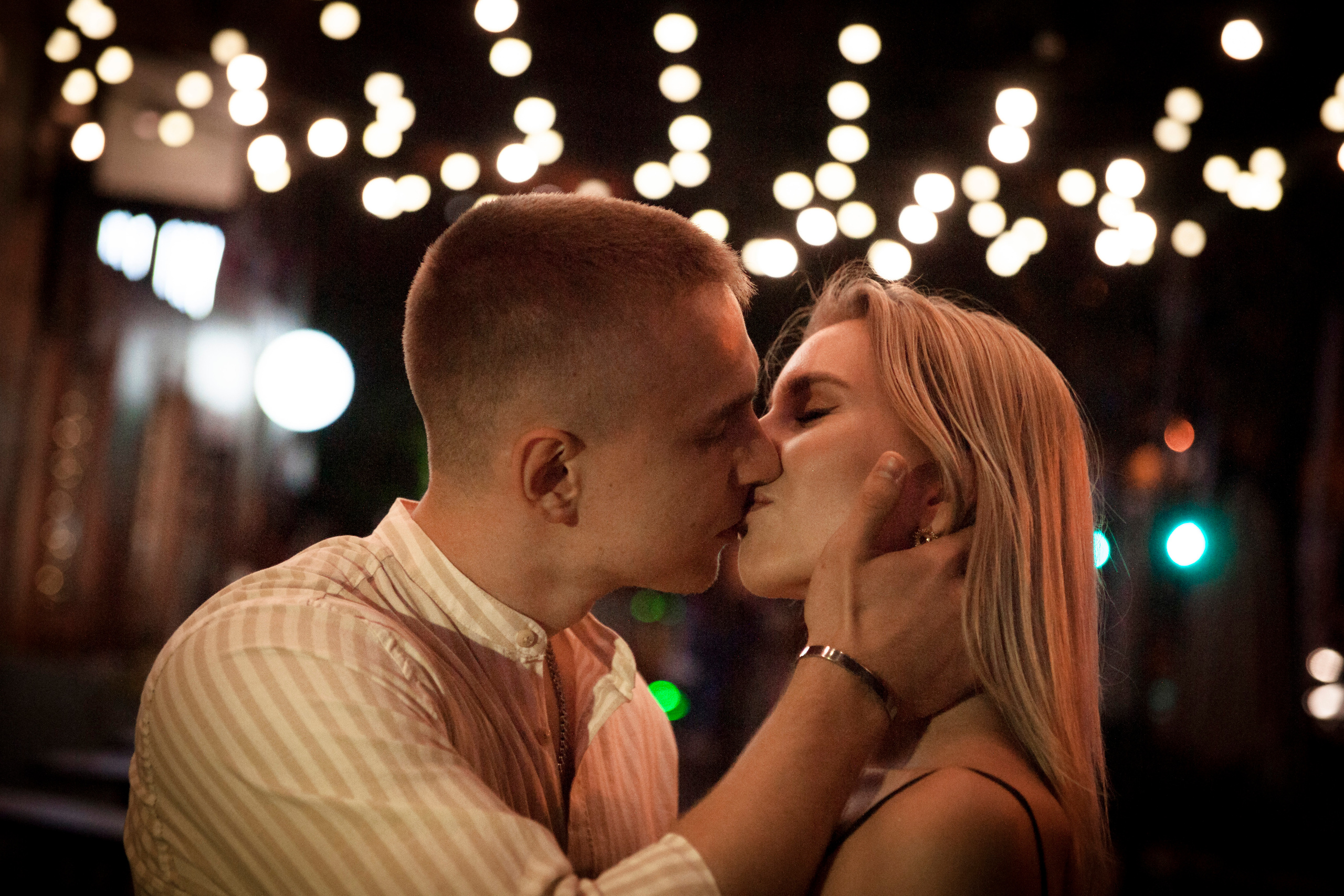 на этом фото - поцелуй, любовь, лавстори  в Хабаровске. Фотограф в Хабаровске - Татьяна Трубникова. Взглянув на это фото, Вы можете решить, что надо пофотаться в стиле лав стори, а значит пора заказать фотосессию в Хабаровске у Татьяны Трубниковой.