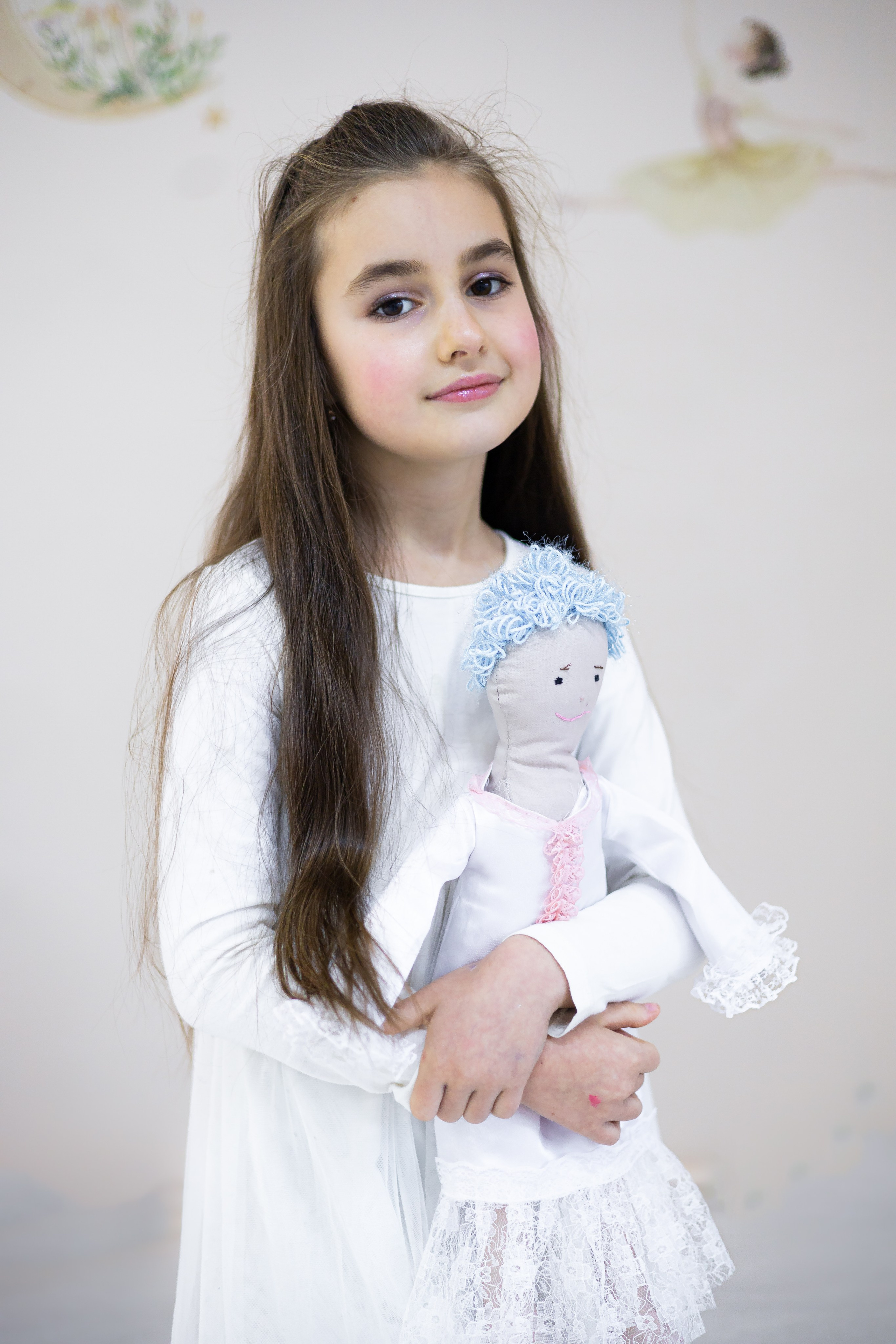 На лице девочки румяна, которые соответствуют ее тону кожи, мило подчеркивают ее естественные краски 