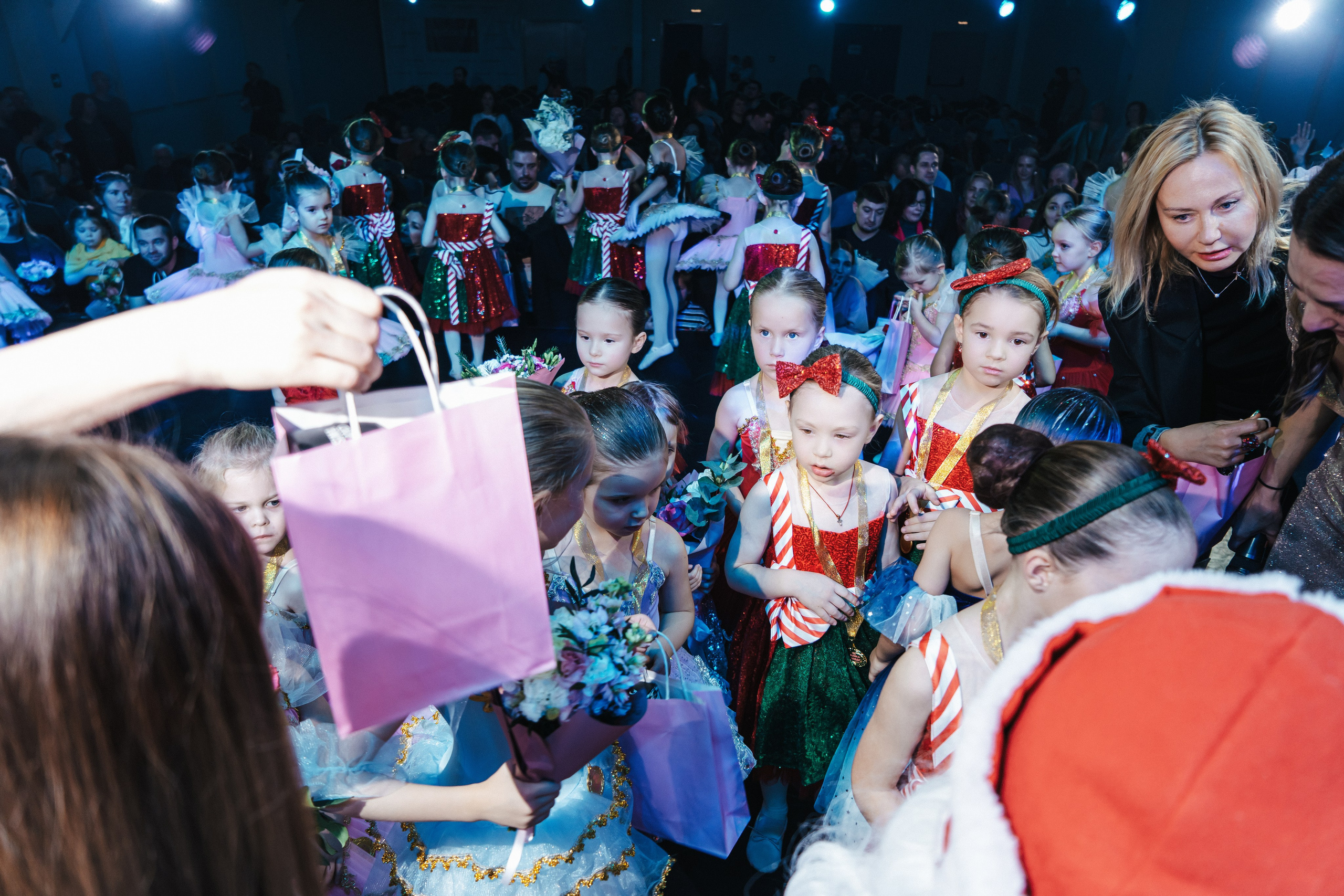 БАЛЕТ С ДВУХ ЛЕТ / 22.12.24 новогоднее выступление деток. Репортажный фотограф в Санкт-Петербурге Никита Лу