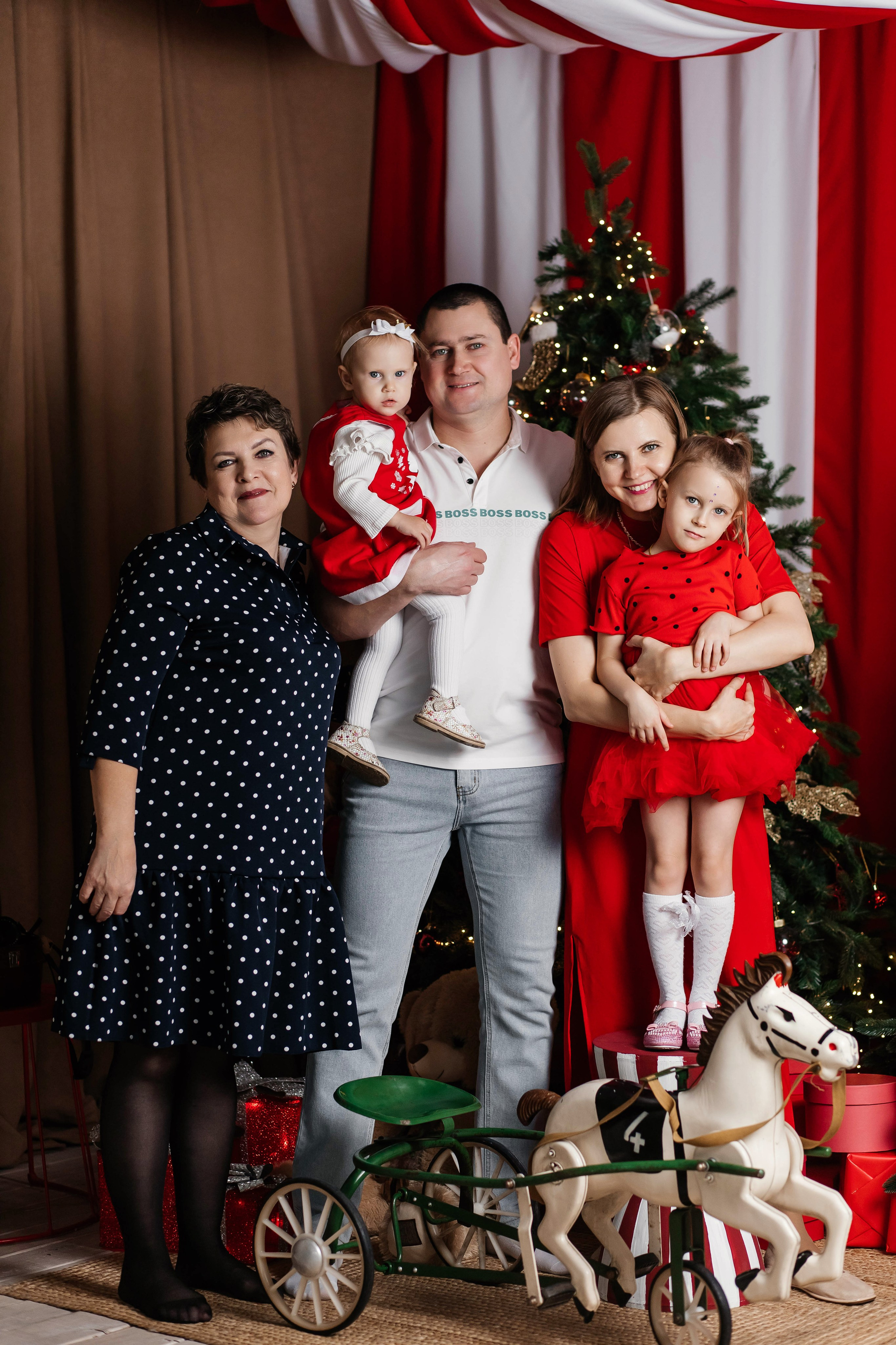 Семейная фотосессия Татьяна НГ 2026. Женский фотограф в Оренбурге Ирина Заводчикова