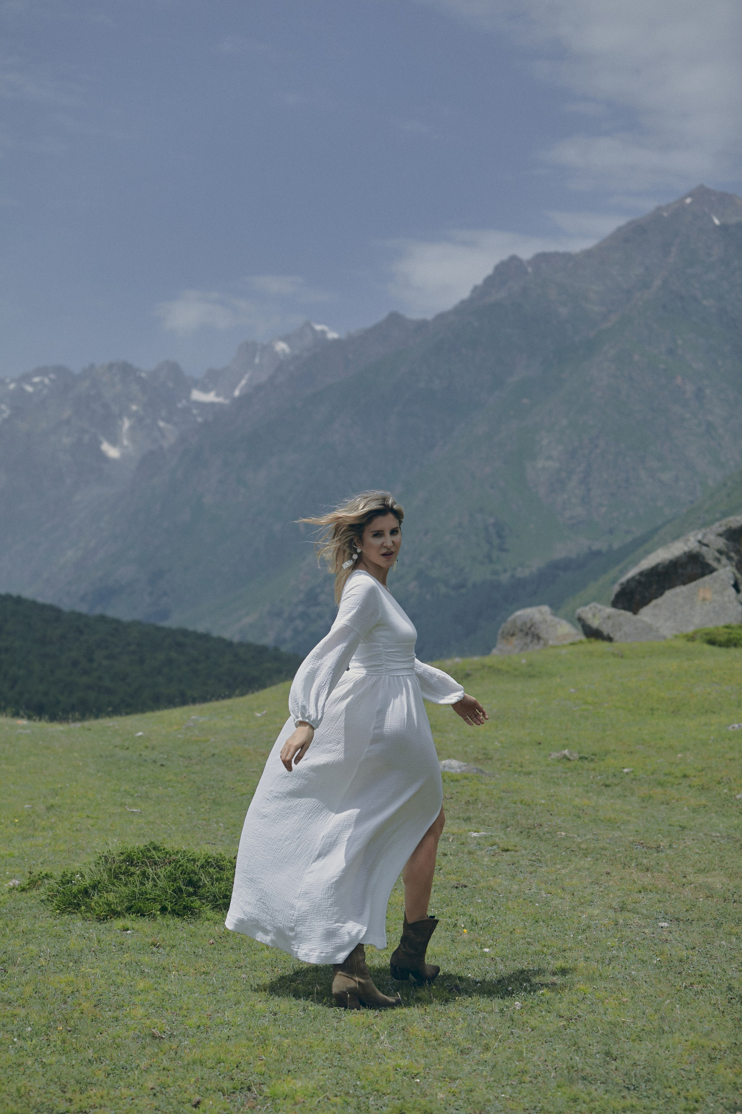 Фотосессия у водопада в Кабардино-Балкарии. Фотограф Продюсер в горах КБР / Москва  Нальчик Горы