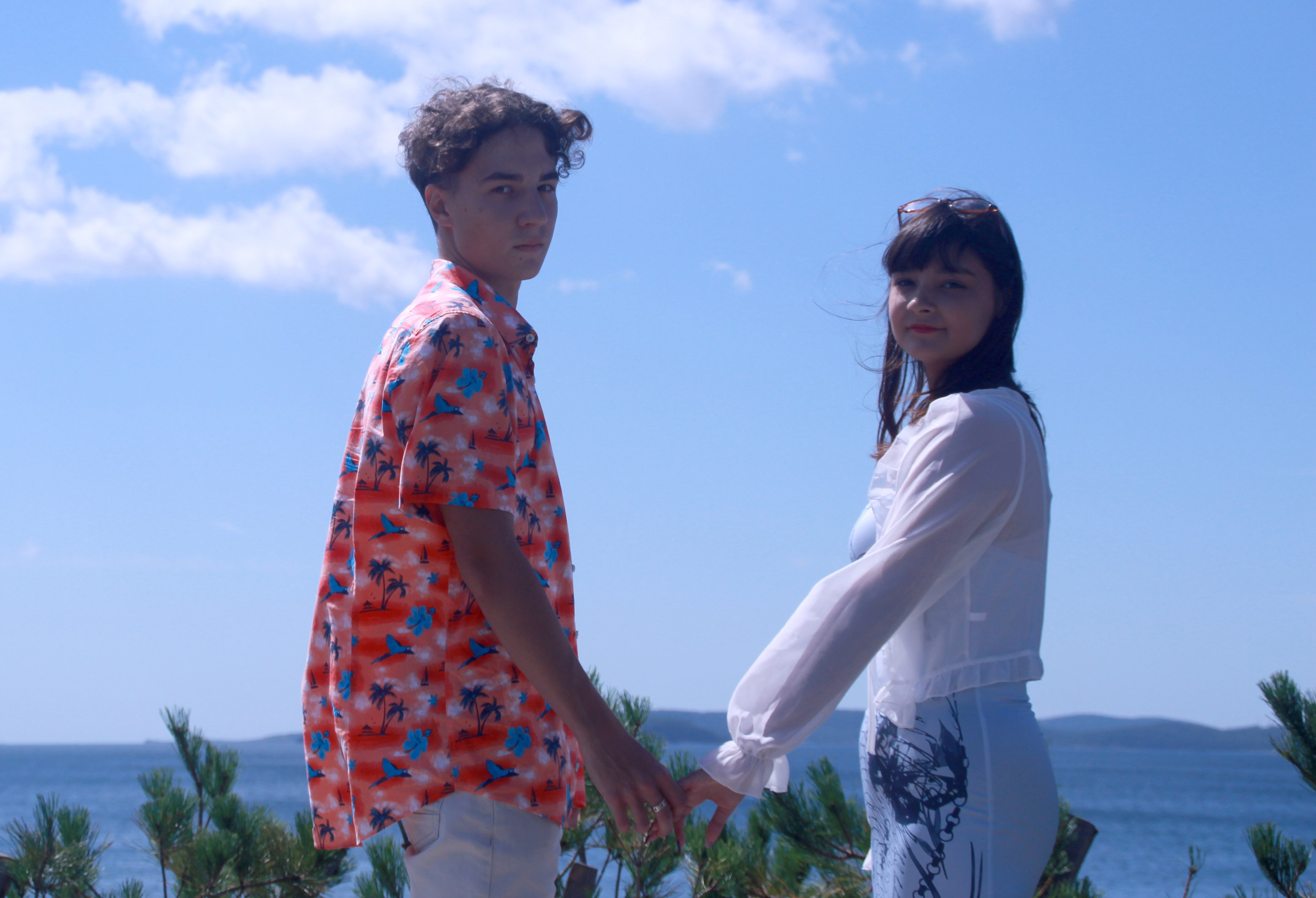 Фотография lovestory портрет девушка и парень на фоне голубого моря и неба