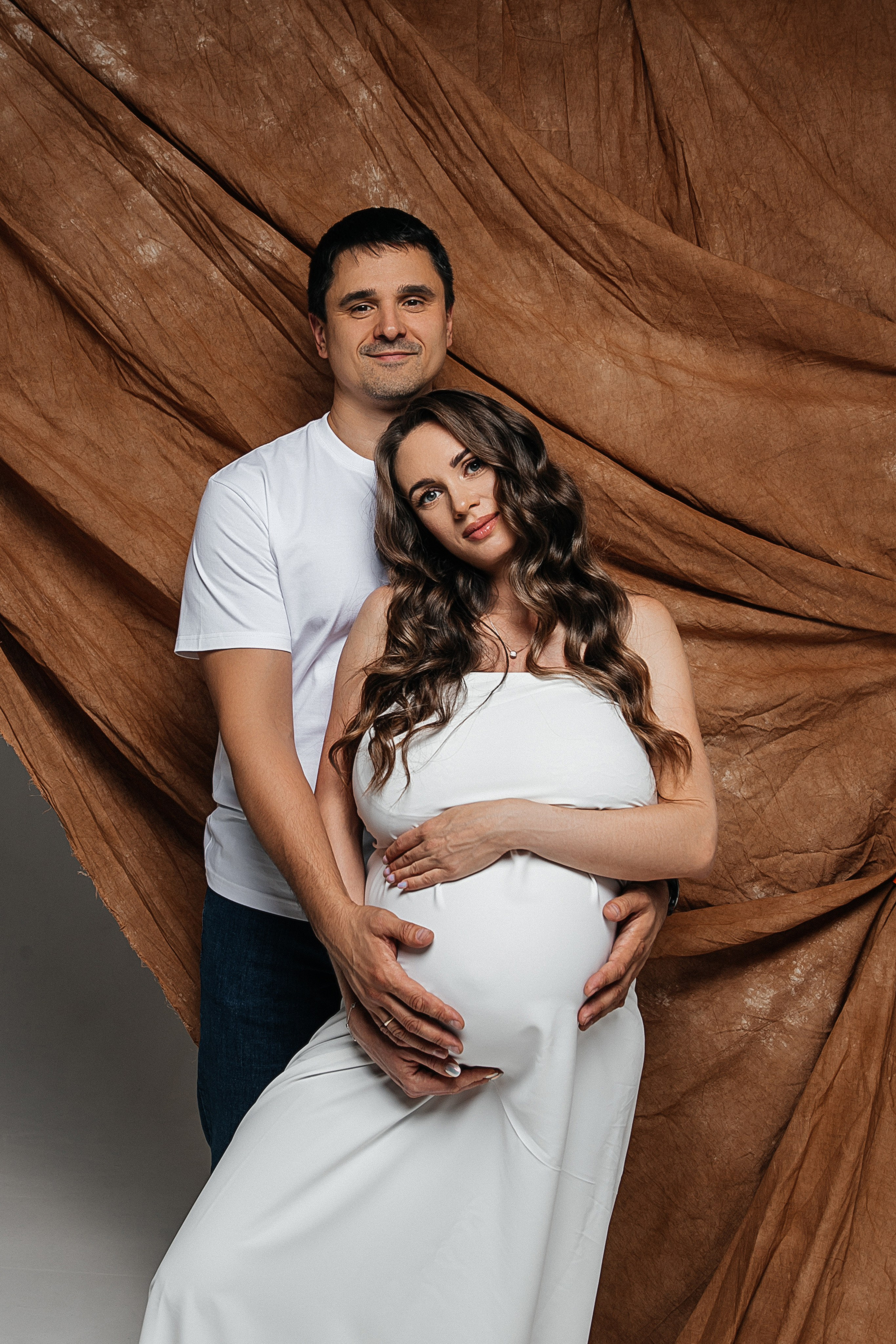 фотосессия беременности в студии с мужем. Фотосессия беременности в тканях. Беременность, фотосъемка в ожидании. фотосъемка беременных. фотограф  беременности ИркутскФотосесия в стиле vogue в иркутске