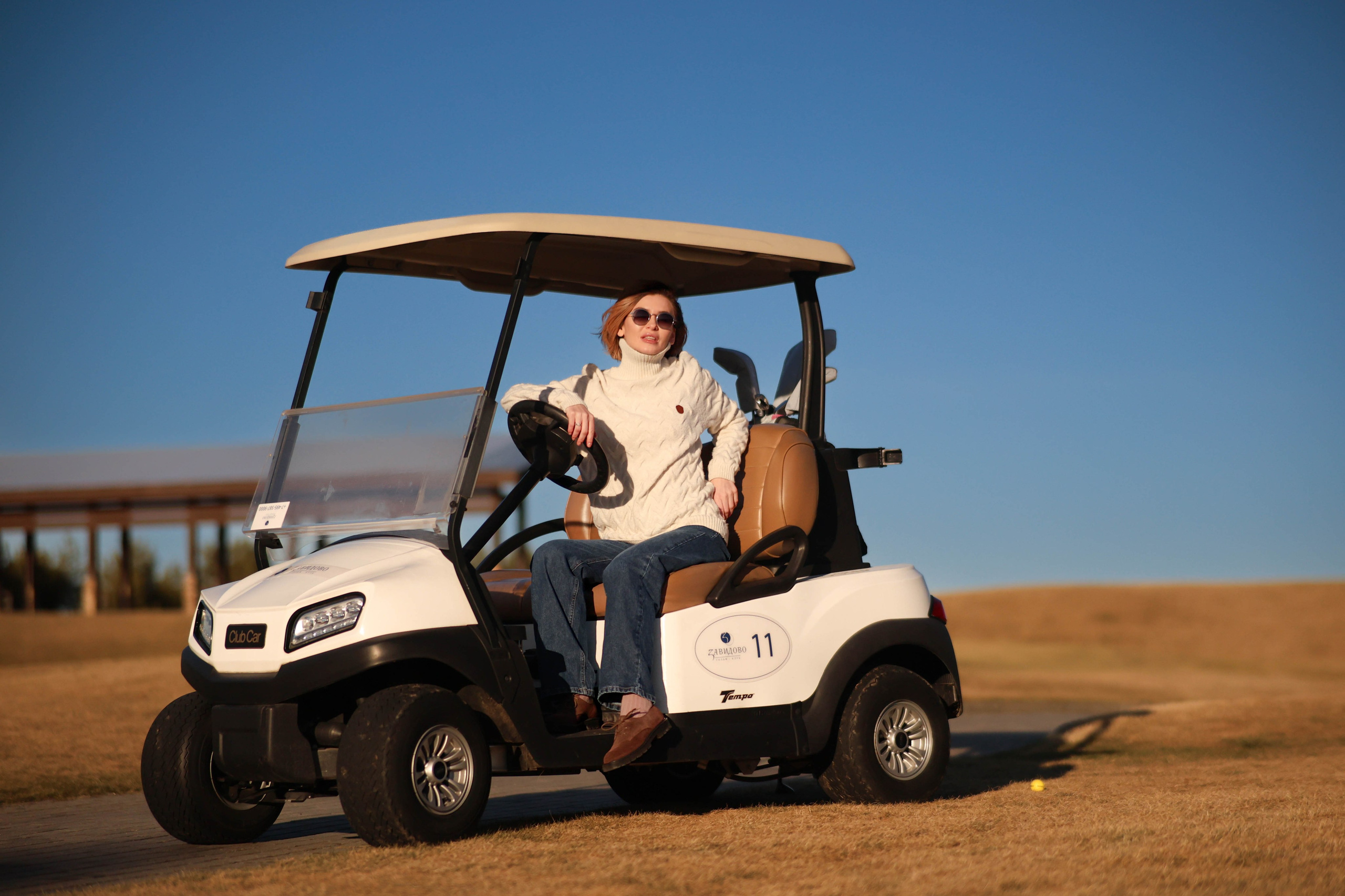 Гольф-кар. Фотограф на гольф-поле — профессиональная съемка в атмосфере элитного отдыха