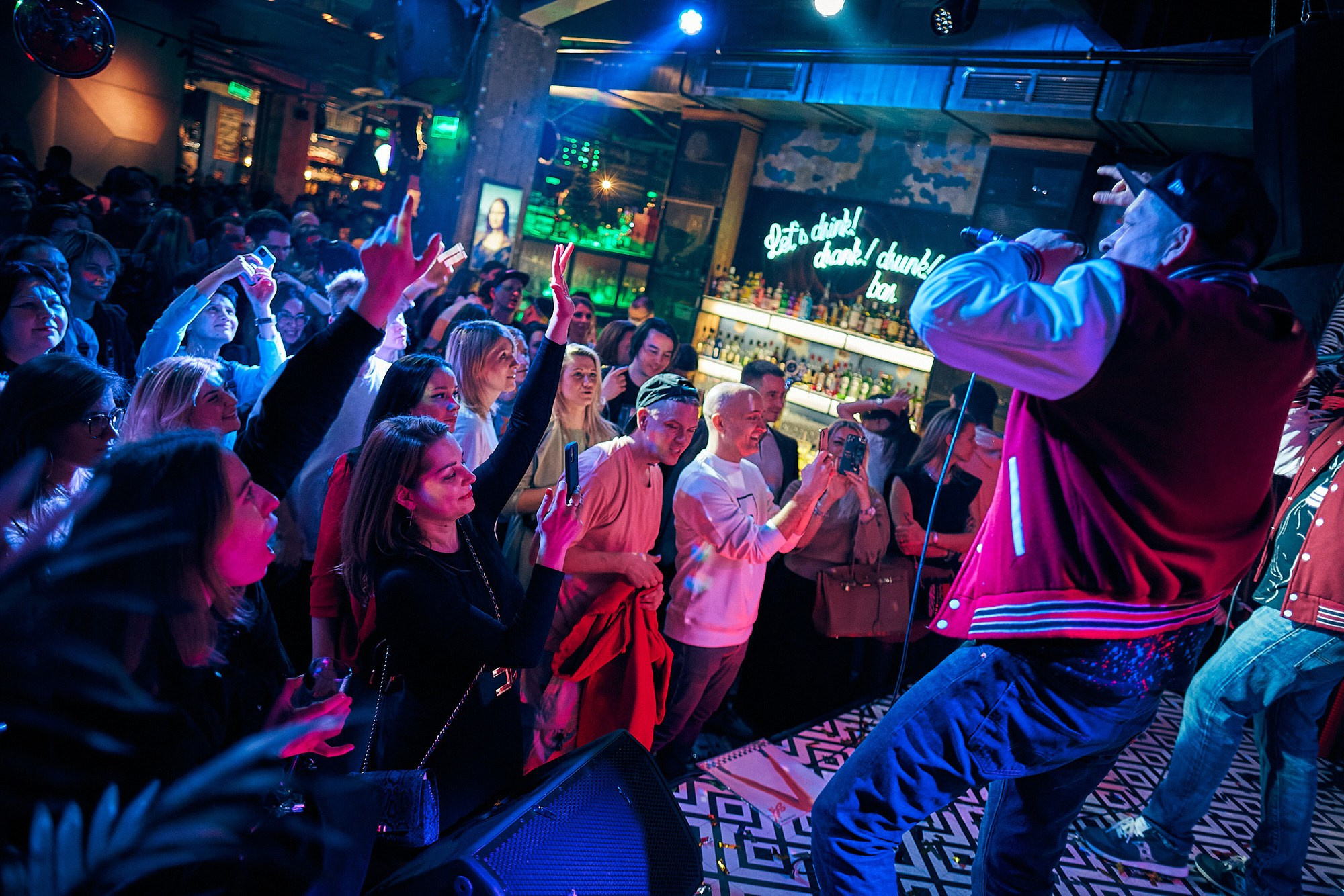 репортажная съёмка выступлений артистов на вечеринке