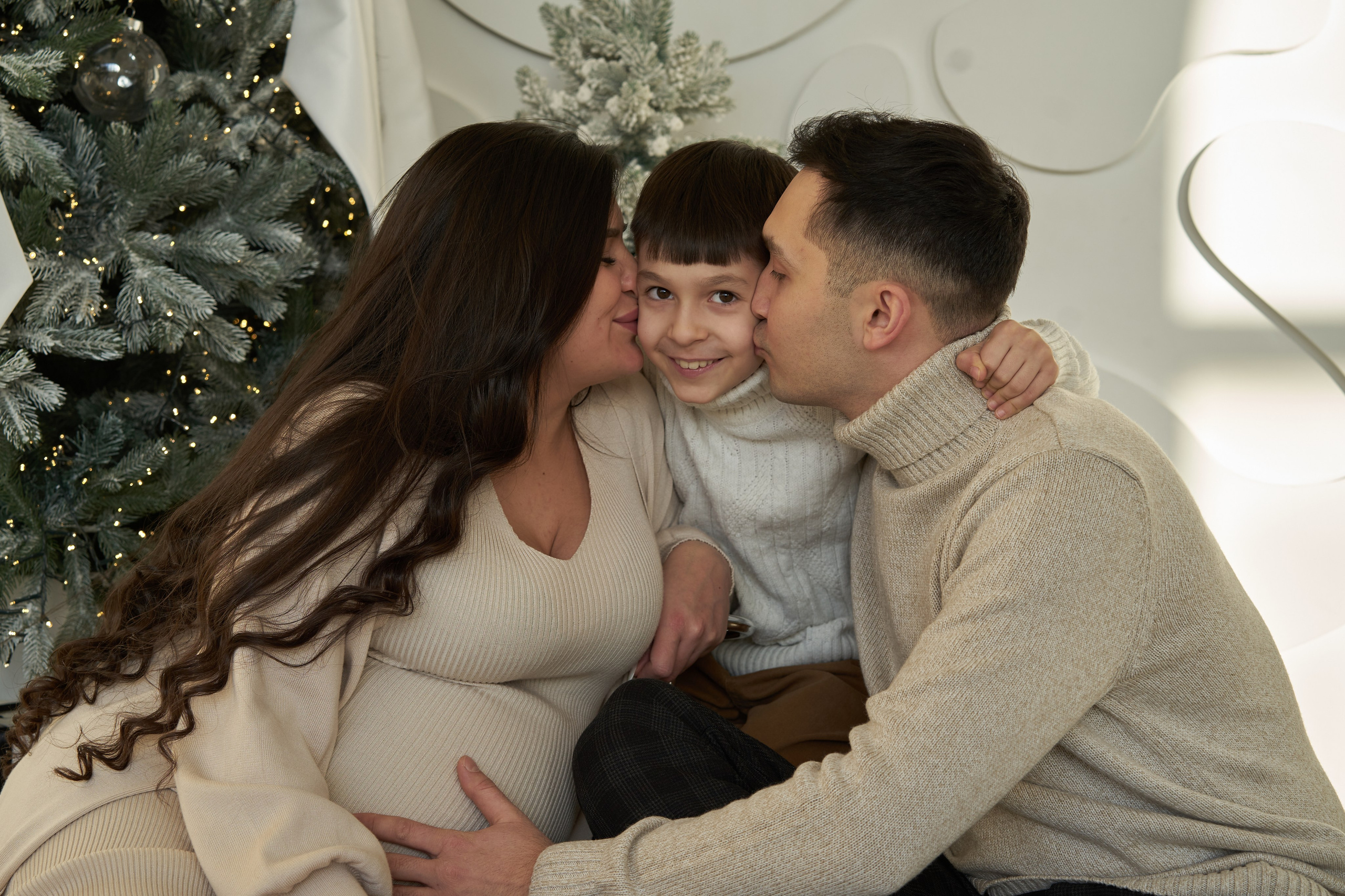 Фотосессия беременной с семьей в студии. Фотограф Екатеринбург Кокшарова Александра