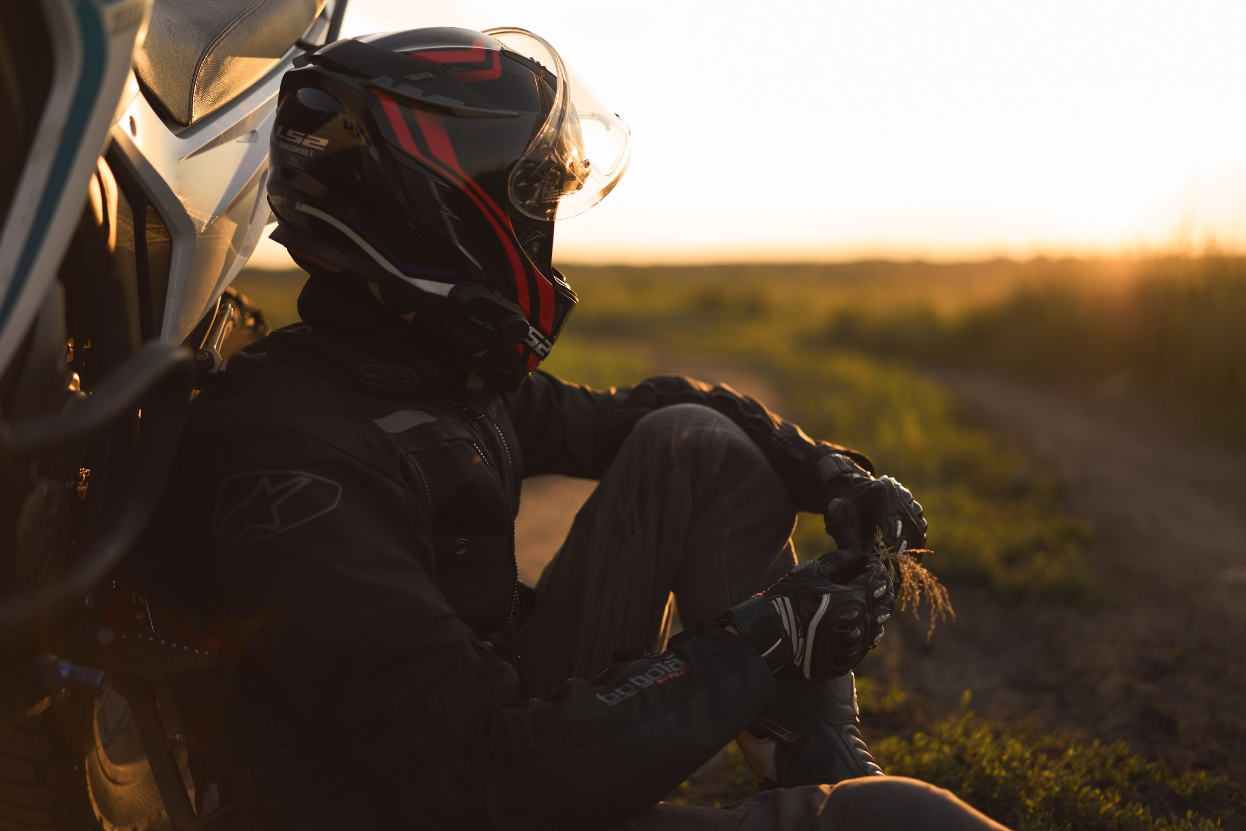 Фотосессия с мотоциклом на закате в поле. Фотограф Екатеринбург Кокшарова Александра