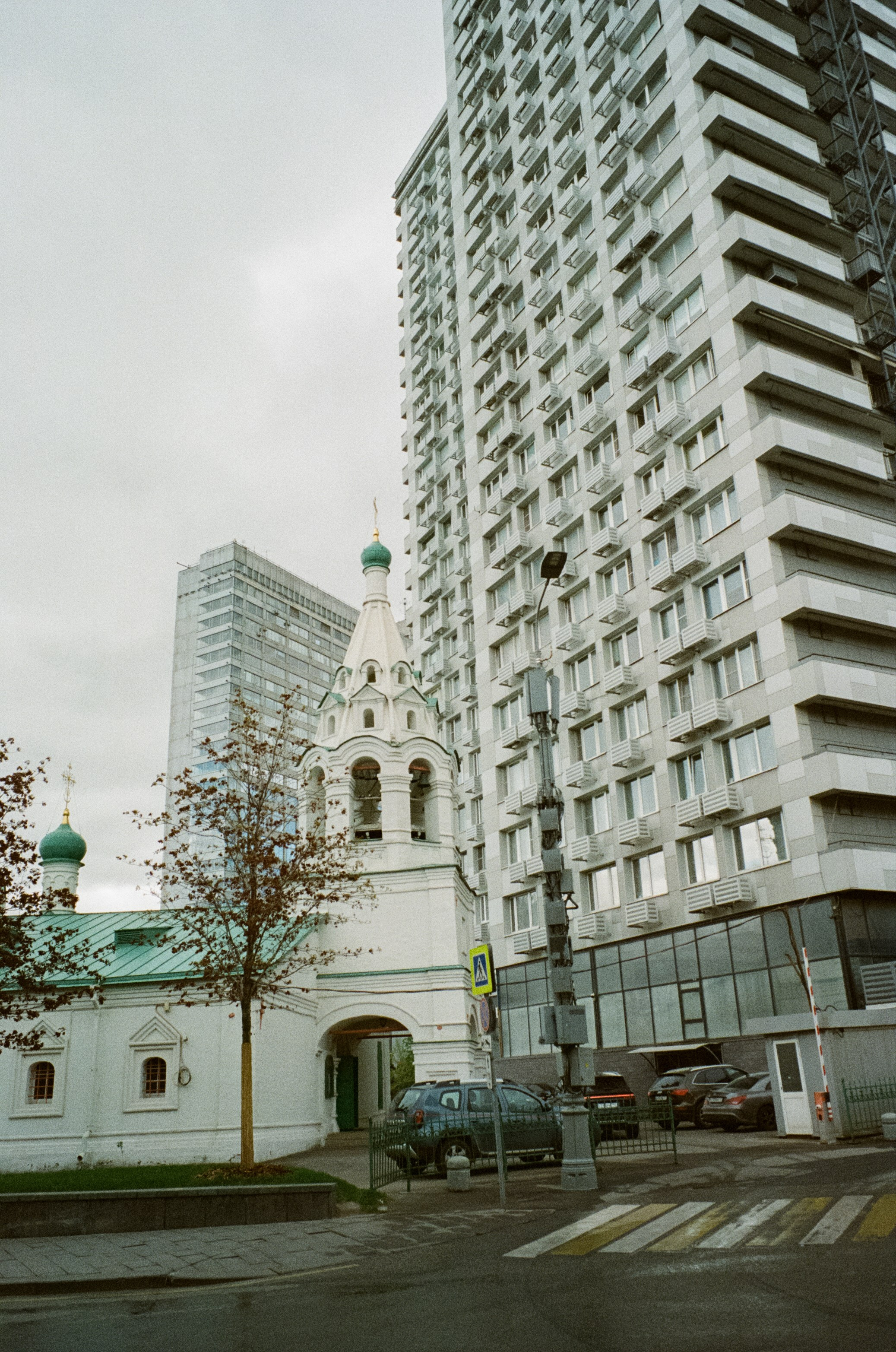 Ул. Поваровка и окрестности | Voigtlander BESSA-T — Voigtlander Ultron 28 mm f/2 | Kodak Ultramax 400 (просрочка) @ ISO 100