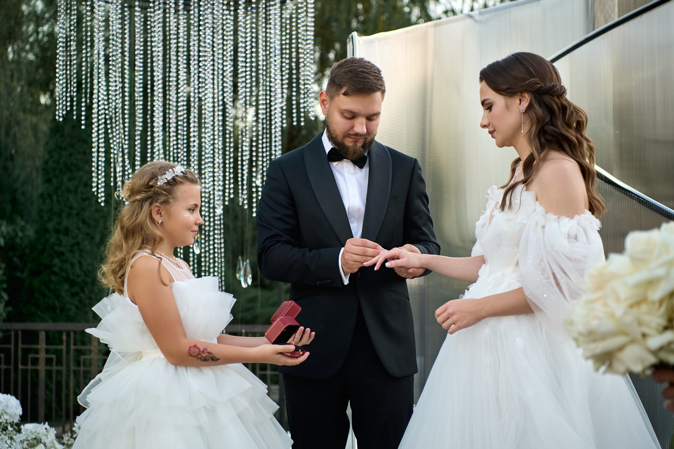 Свадьба с искусственным интеллектом в Усадьбе фамилии от ТВИНС СТУДИО лучших фотографов Краснодара. ТВИНС СТУДИО — лучшие свадебные фотографы и видеографы в Краснодаре