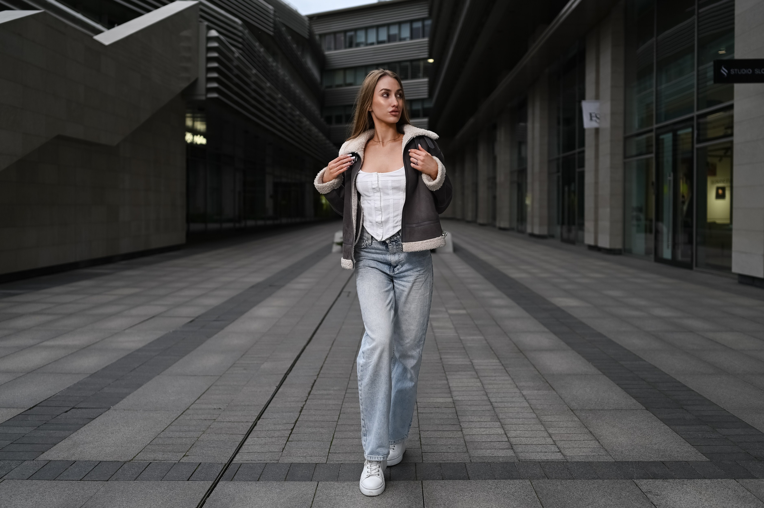 Стильная фотосессия в антураже современной архитектуры Казани