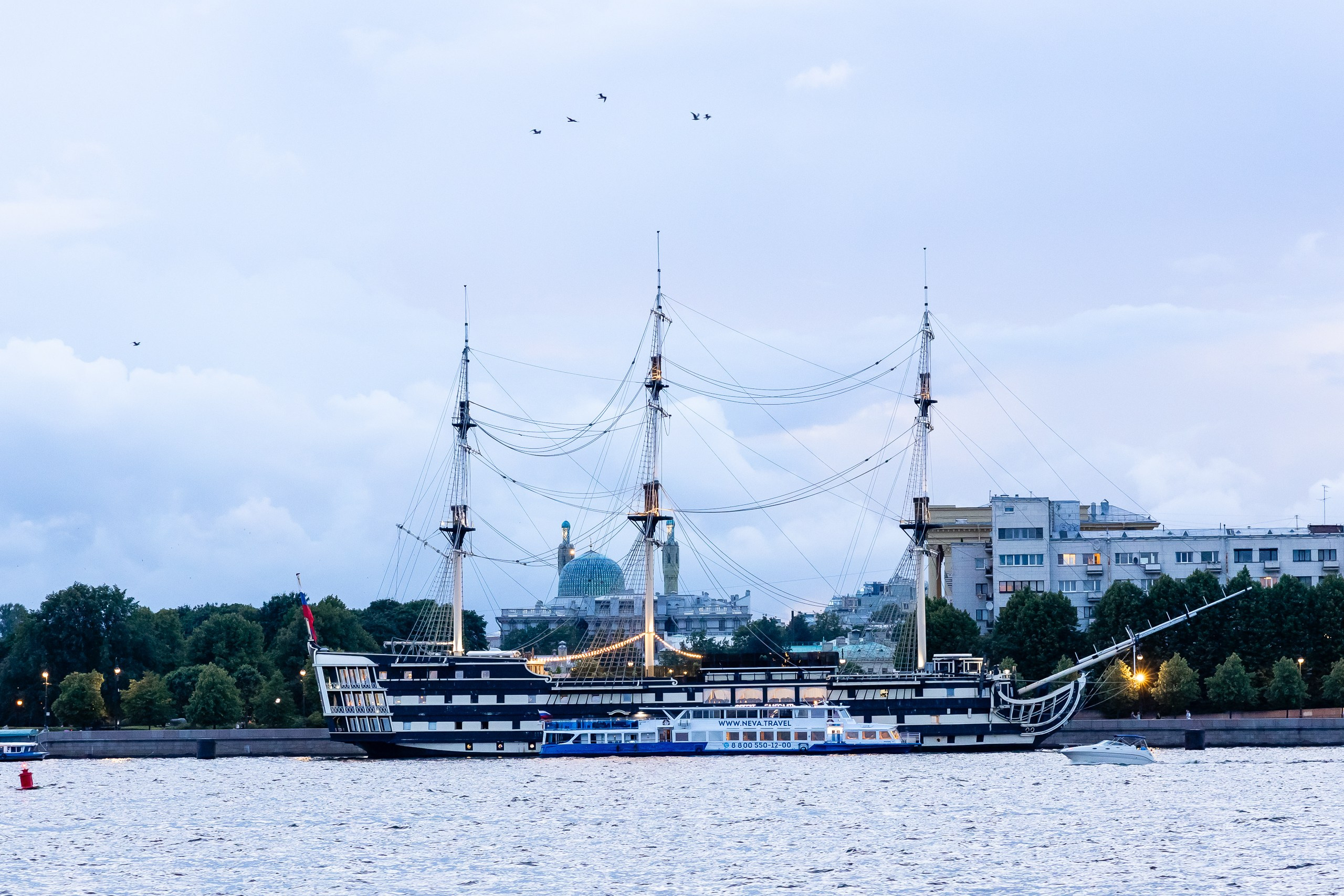 Экскурсия на двухпалубном теплоходе по Неве. Фотограф в Санкт-Петербурге — Сергей Петров