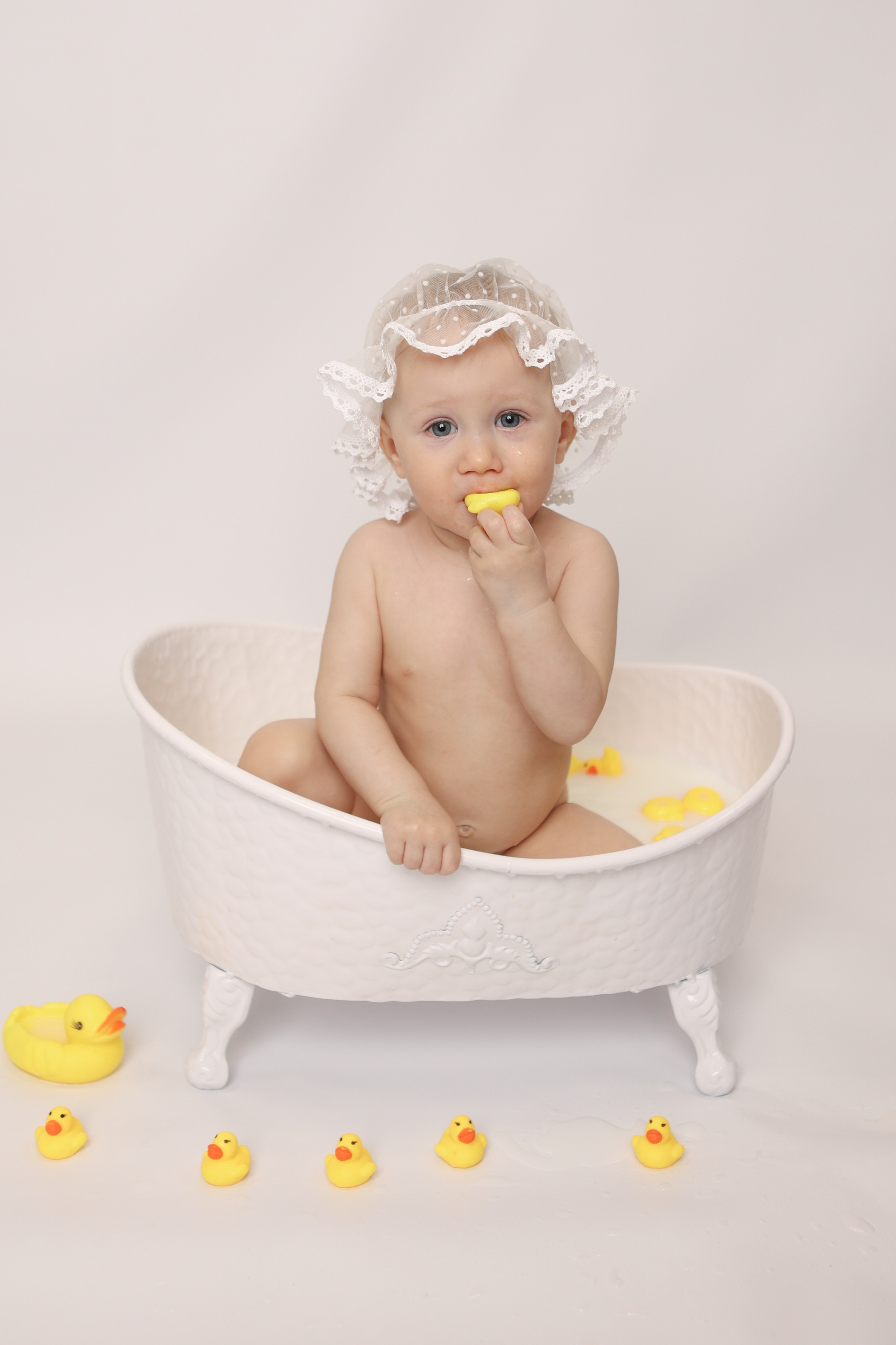 Молочные ванночки. Фотограф новорожденных. Детский и семейный фотограф Марьяна Юдина