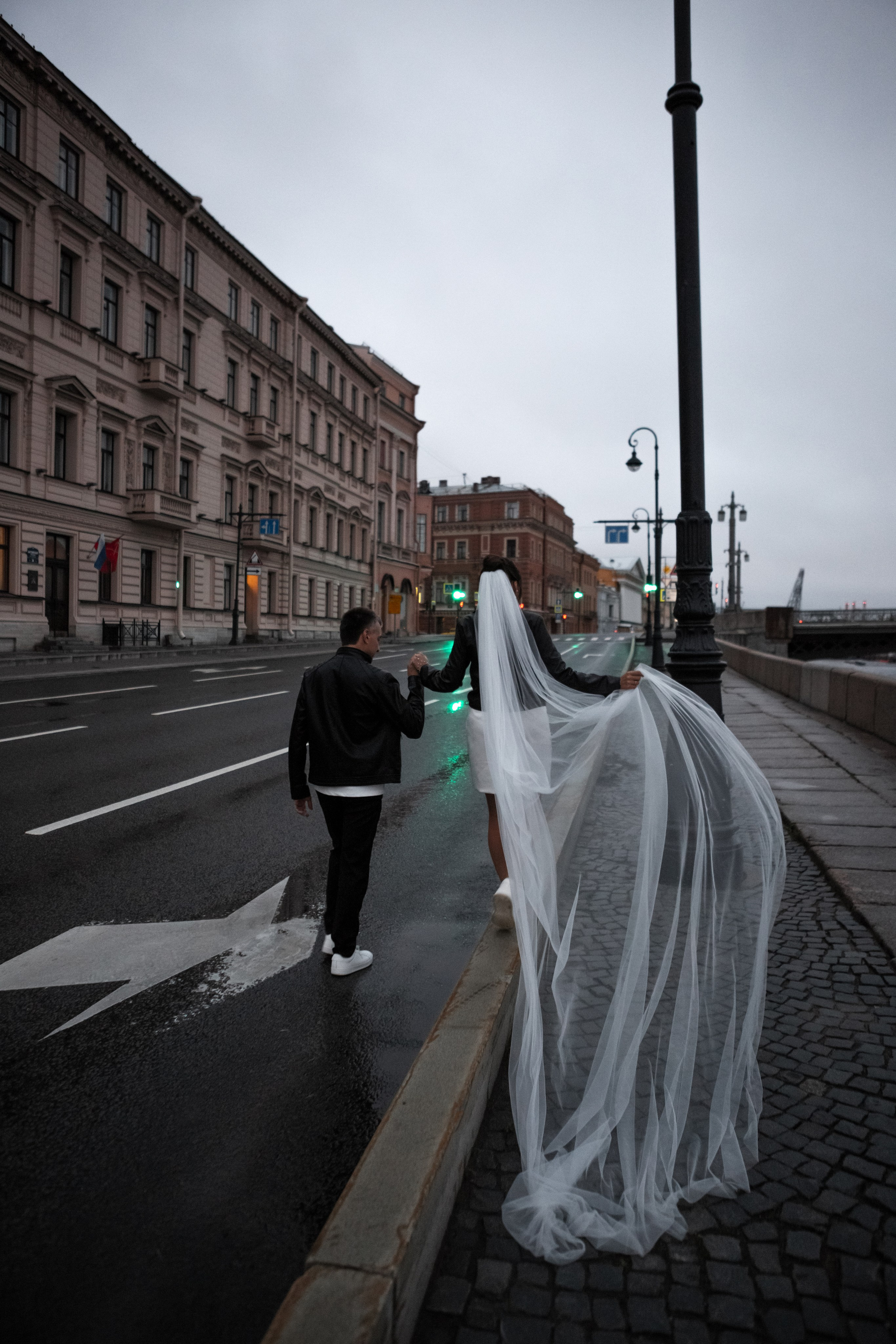 Свадебная фотопрогулка в ночном Петербурге