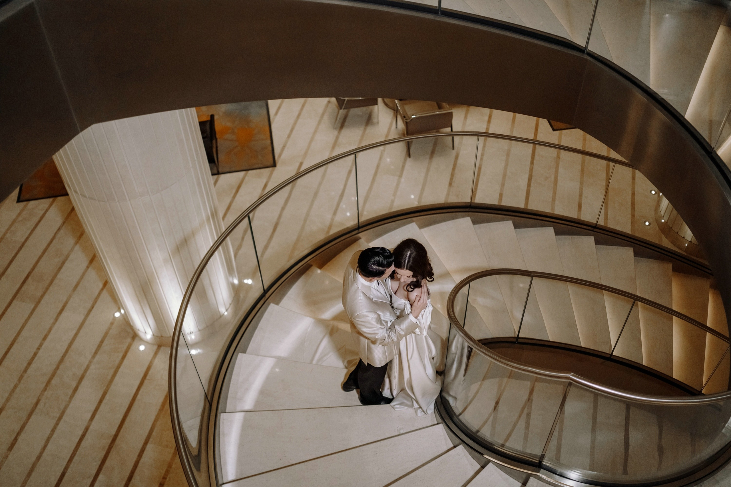 Фотосессия свадьбы на лестнице в Hyatt Regency Moscow Petrovsky Park. Свадебный и семейный фотограф в Москве Светлана Зоткина