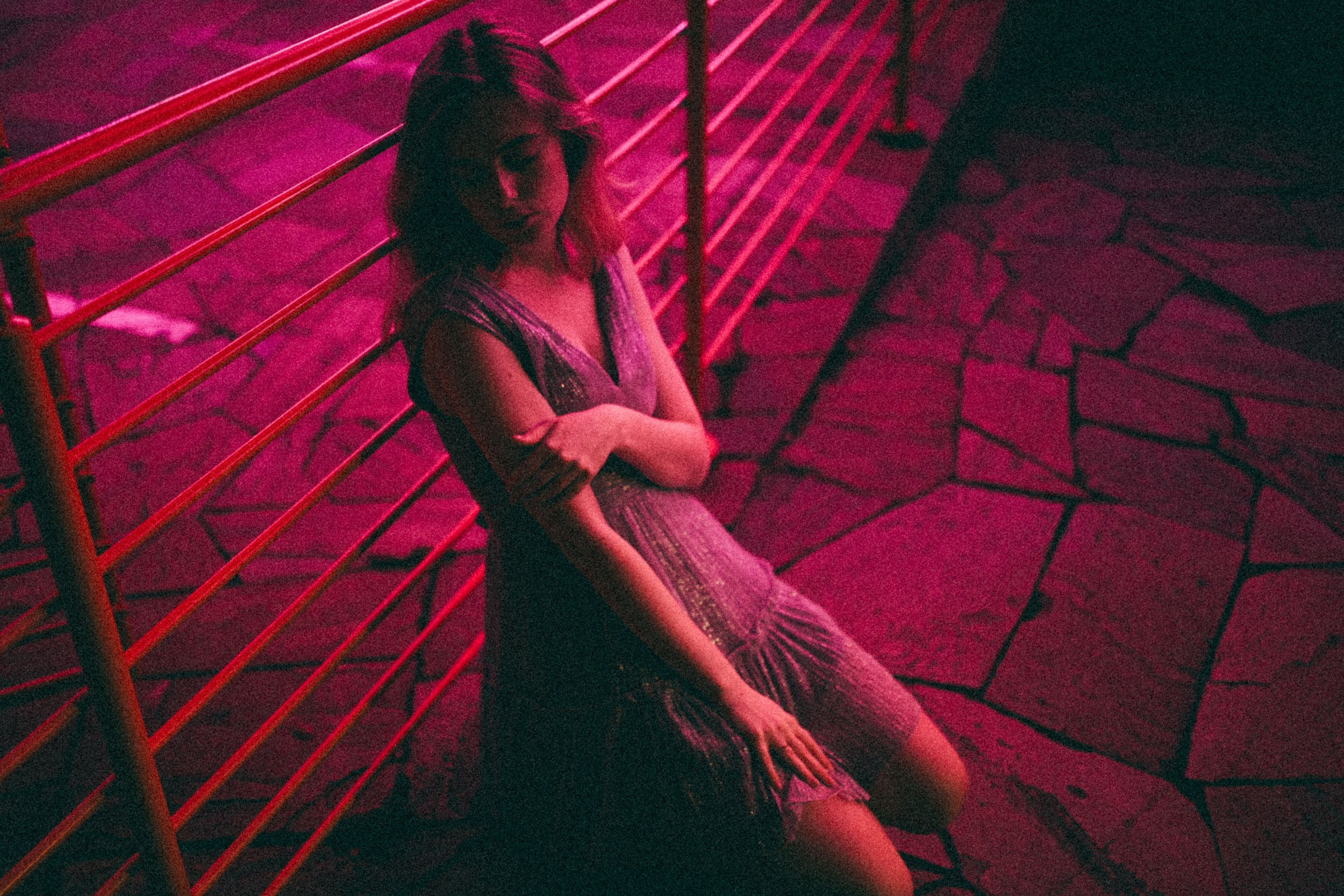 Девушка на прогулке в парке развлечений