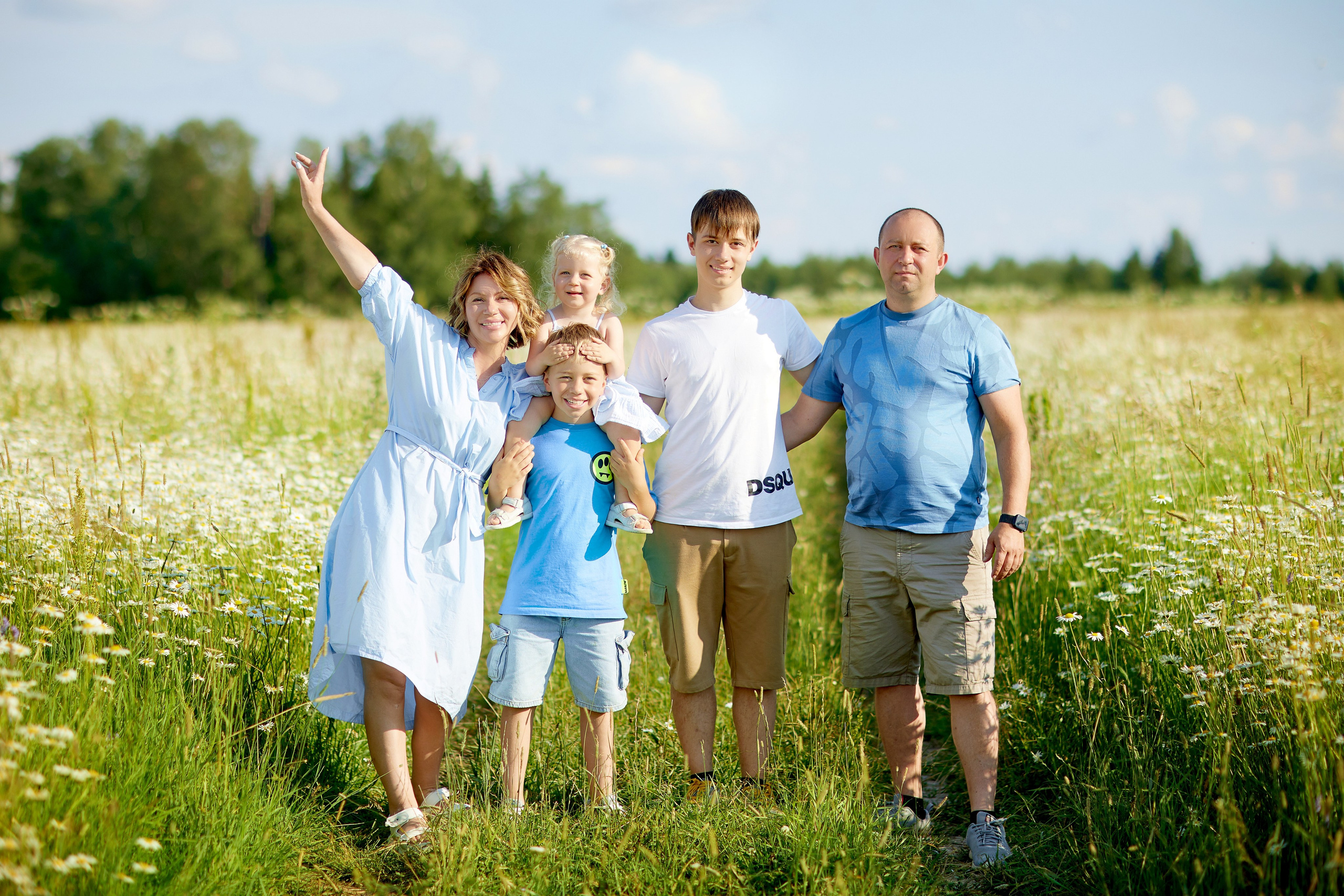 Семейная фотосессия в ромашках. Семейный и свадебный фотограф в Москве Пушкино Элеонора Янбухтина