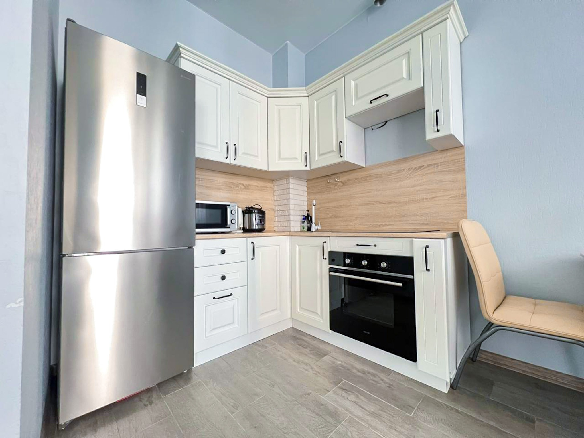 Просторная, уютная квартира с балконом в ж/к Посейдон, в 100 м от моря. Квартиры посуточно, длительно в Сочи, LARA APART GROUP