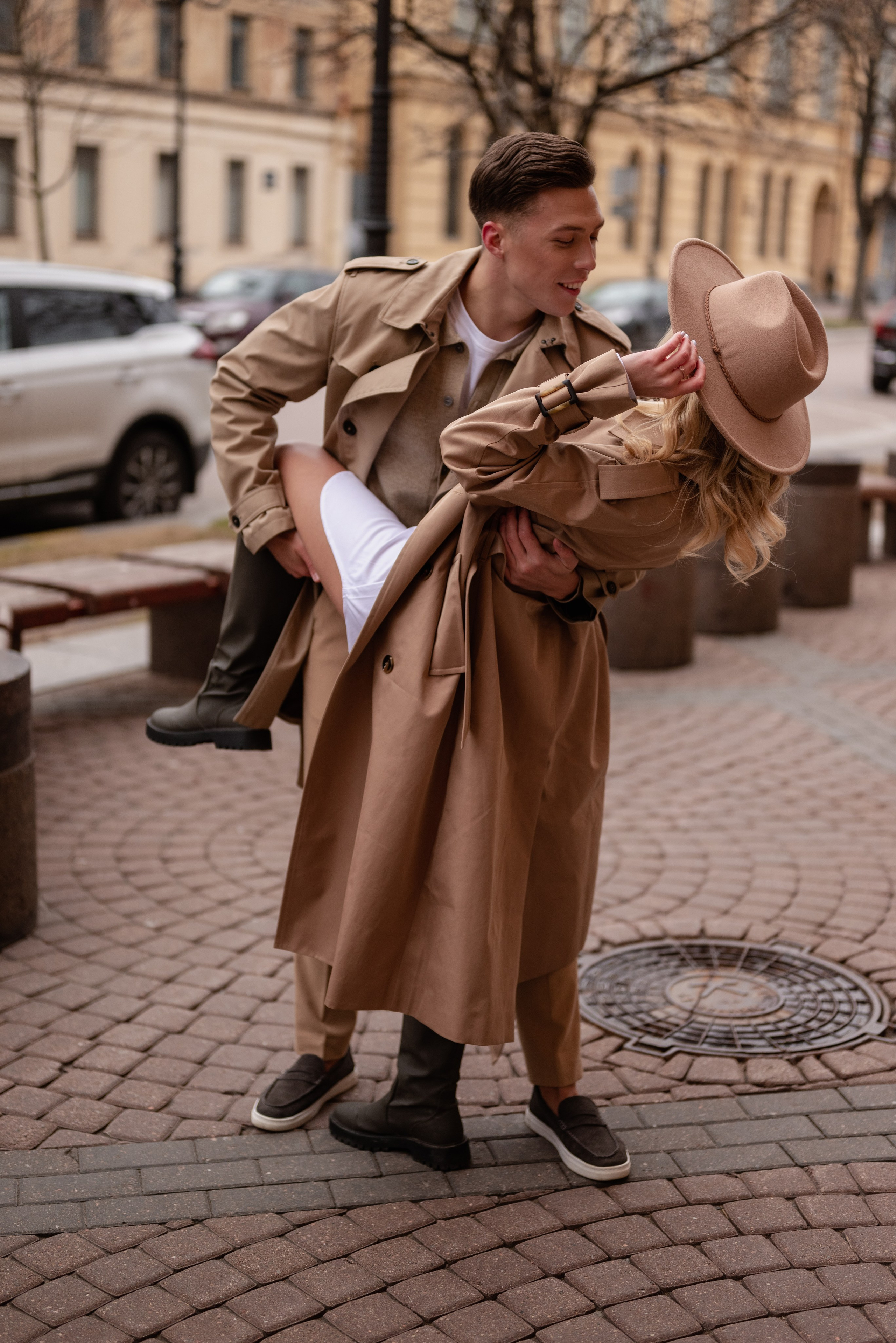 Лав стори с собакой, фотосессия Москва, фотосессия Питер, лав стори СПБ, лав стори Москва, фотосессия с корги в плащах, трендовые съемки в тренчах, лав стори в тренчах 