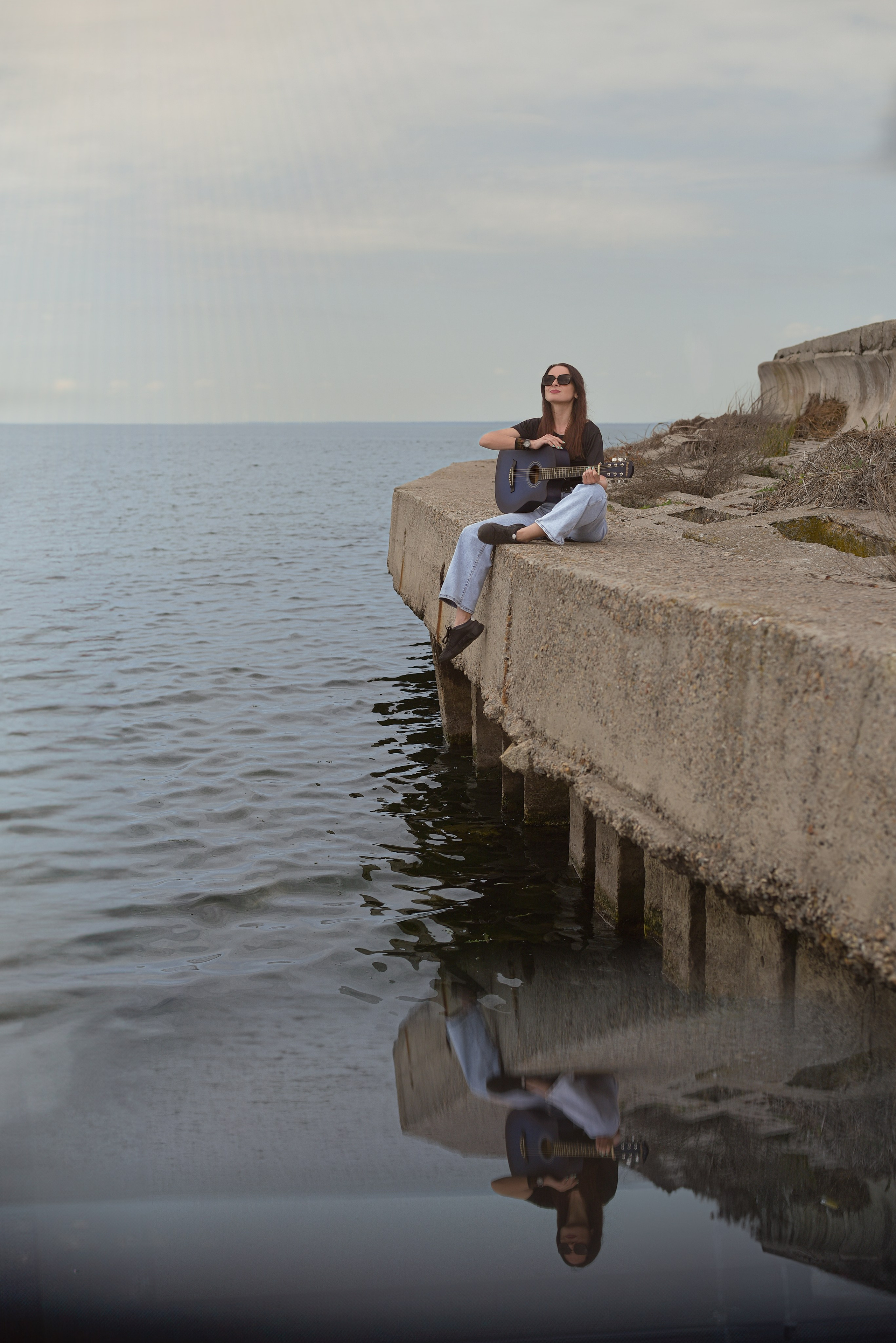 Девушка с гитарой. Главная