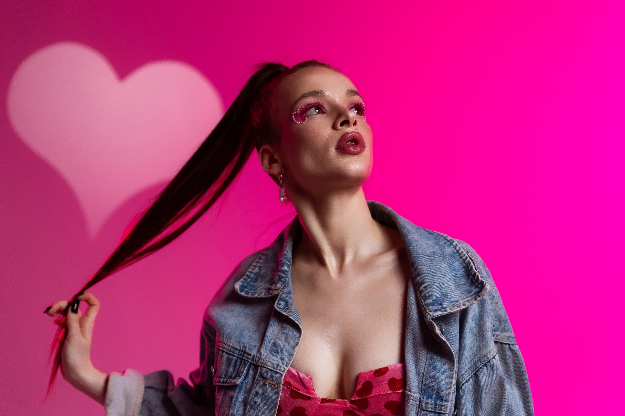 идея фотосессия на 14 февраля, день всех влюблённых, цветной свет, маски габо, 14 февраля, ростовой медведь