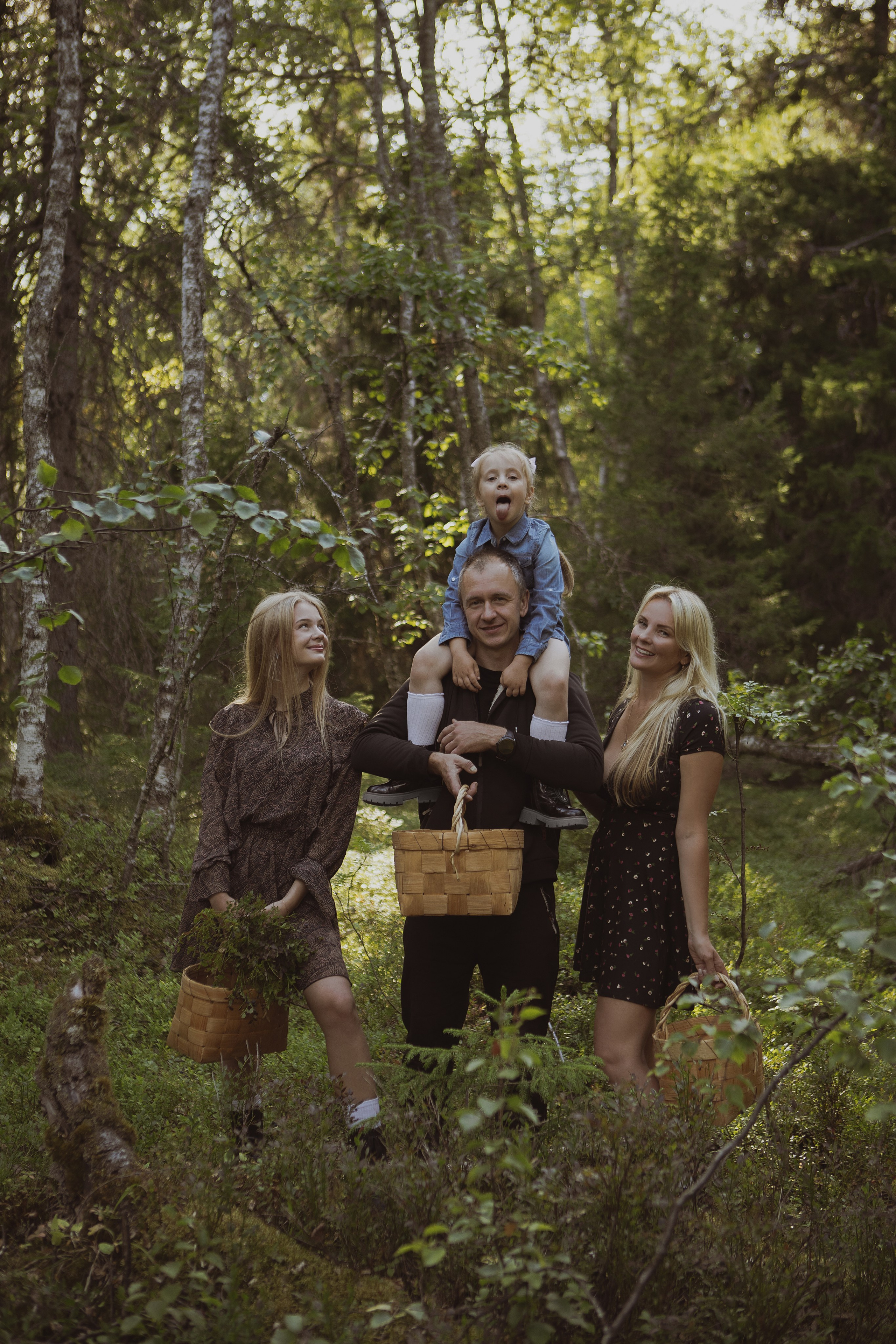 Семейная фотосессия в лесу. Фотограф в Москве Таша Логинова