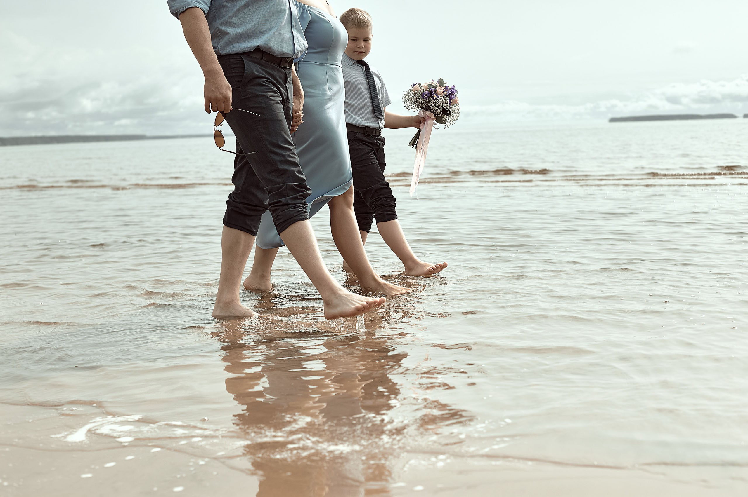 Свадебная фотосессия для Ивана да Елены (у ЗАГСа, прогулка по Советскому проспекту и выезд на Рыбинского вдхр). Женский фотограф в Череповце Даша Акулич