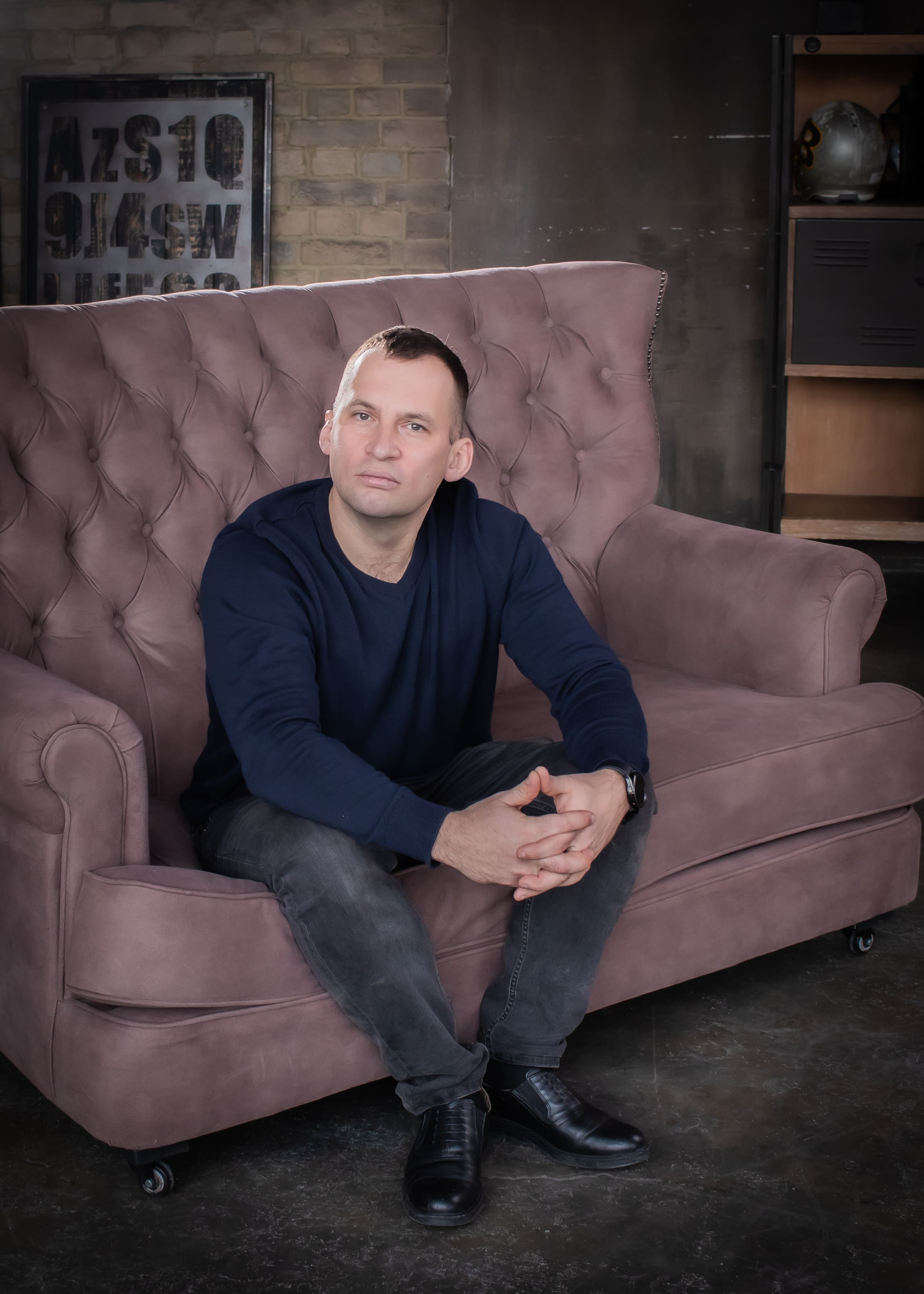 Мужская фотосессия в кресле в студии, характерный портрет, Красногорск, фотограф Карасёва Елена