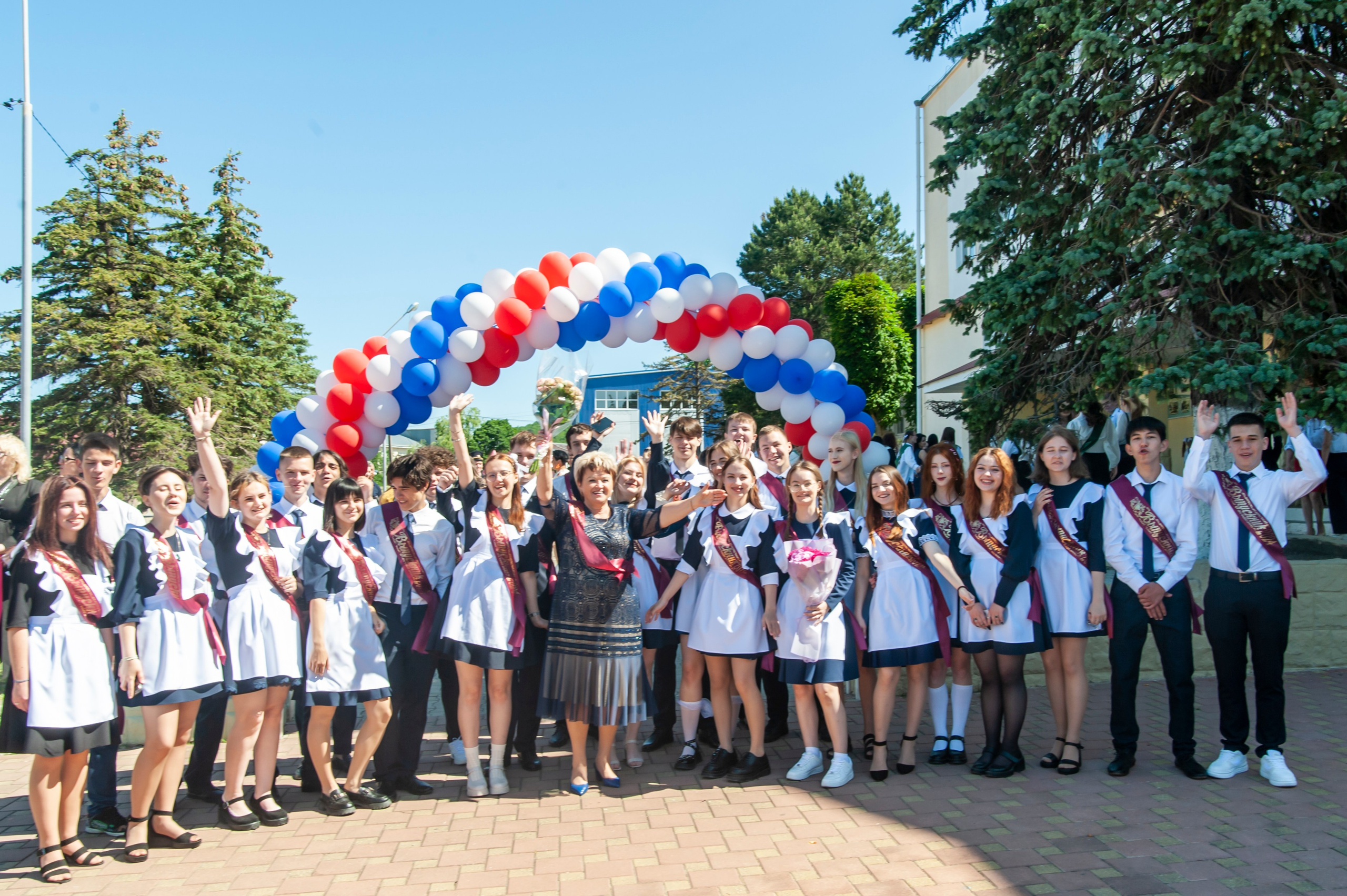 Последний Звонок МАОУ СОШ № 17 им. Эдуарда Есаяна — Архипо-Осиповка. Свадебный и семейный фотограф Денис Лукьянов в Краснодаре, Краснодарском крае и Республике Крым