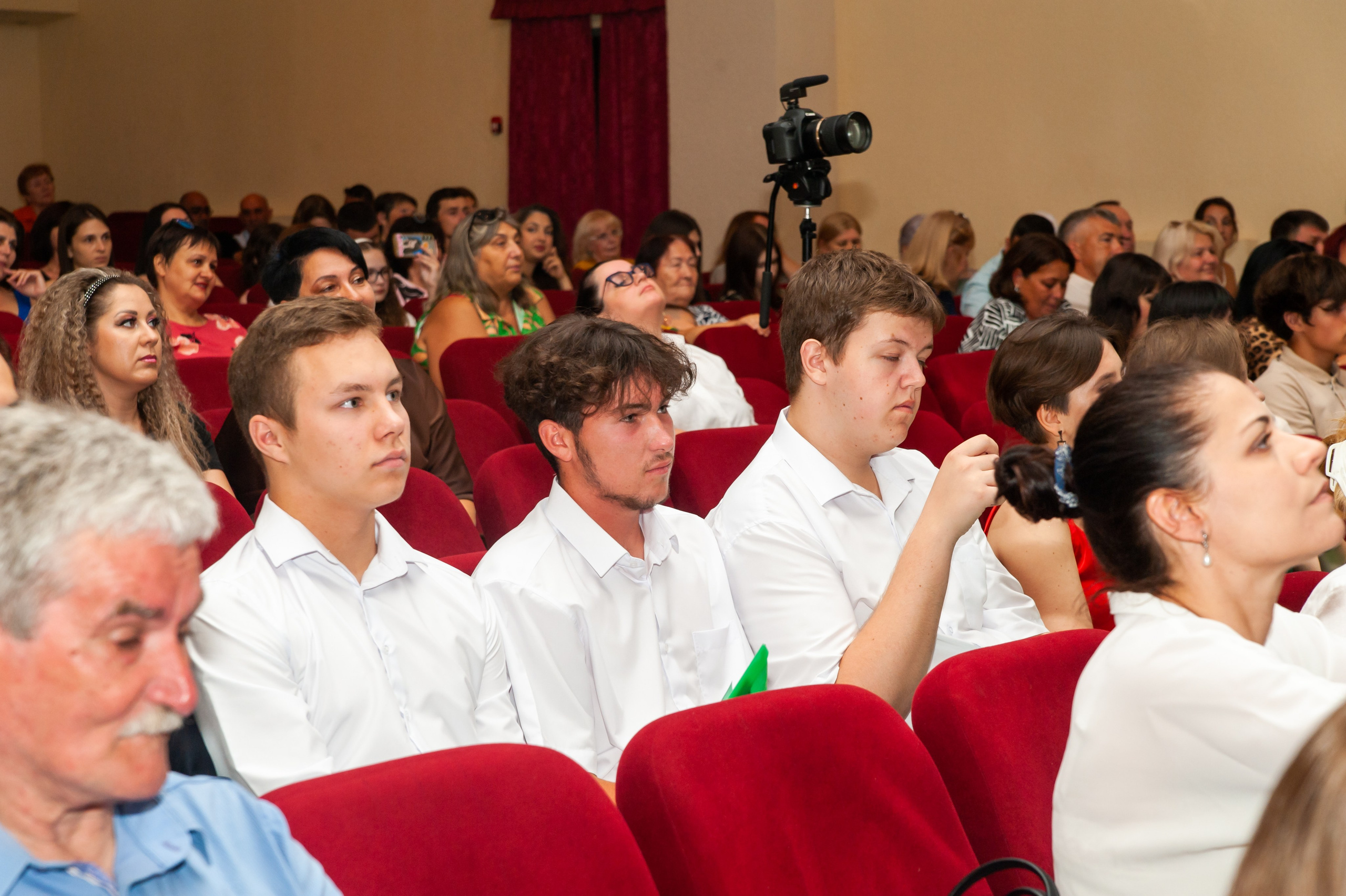 Выпускной МАОУ СОШ № 17 им. Эдуарда Есаяна. Свадебный и семейный фотограф Денис Лукьянов в Краснодаре, Краснодарском крае и Республике Крым