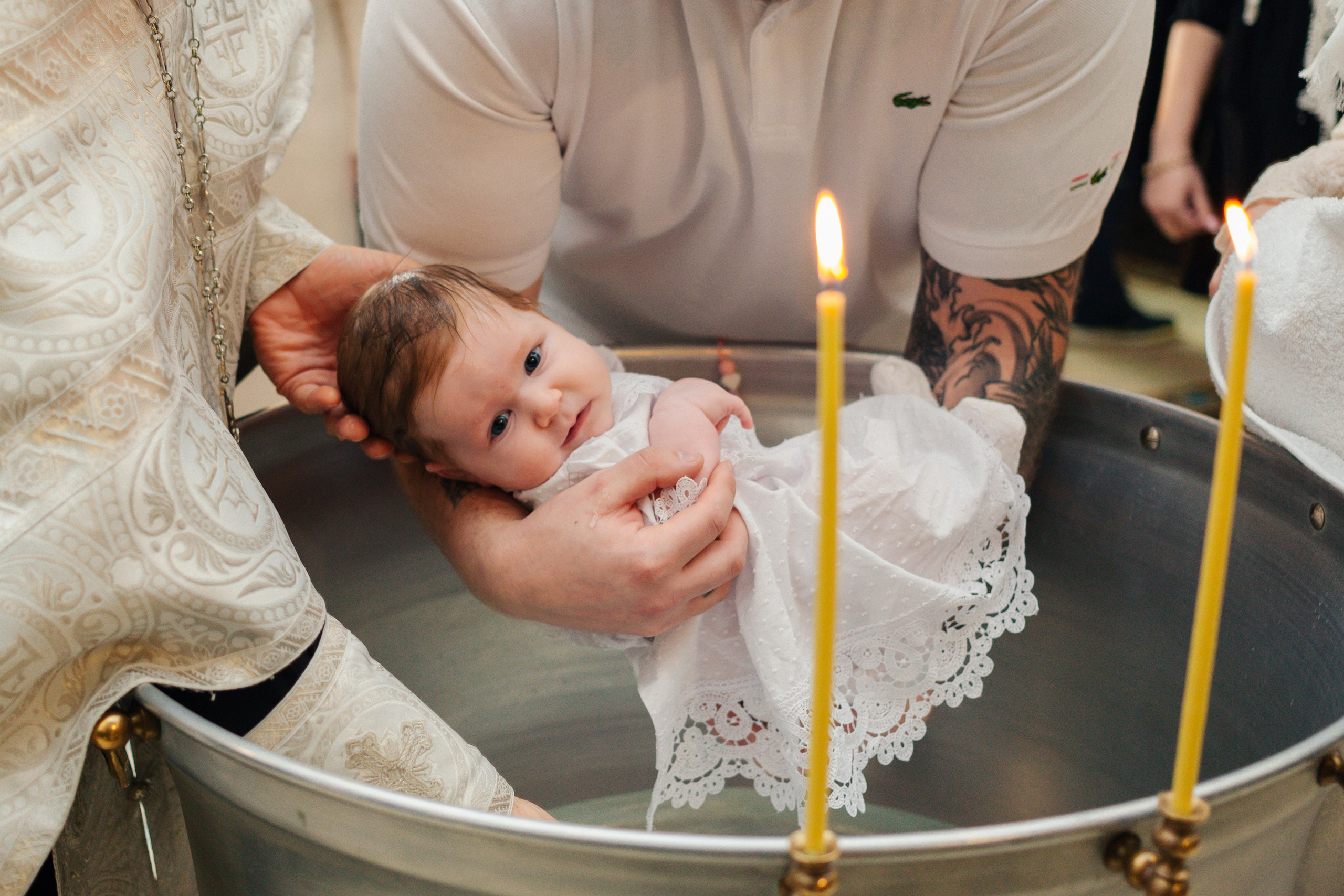 Сравнение критериев: в каком храме лучше крестить ребенка — атмосфера, расположение, правила, Современная крестильная купель для полного погружения. На что обратить внимание при выборе храма, Вместительный и светлый зал храма — ключевой фактор при выборе места для крещения с большим числом гостей, купель в храме Невского района Санкт-Петербурга