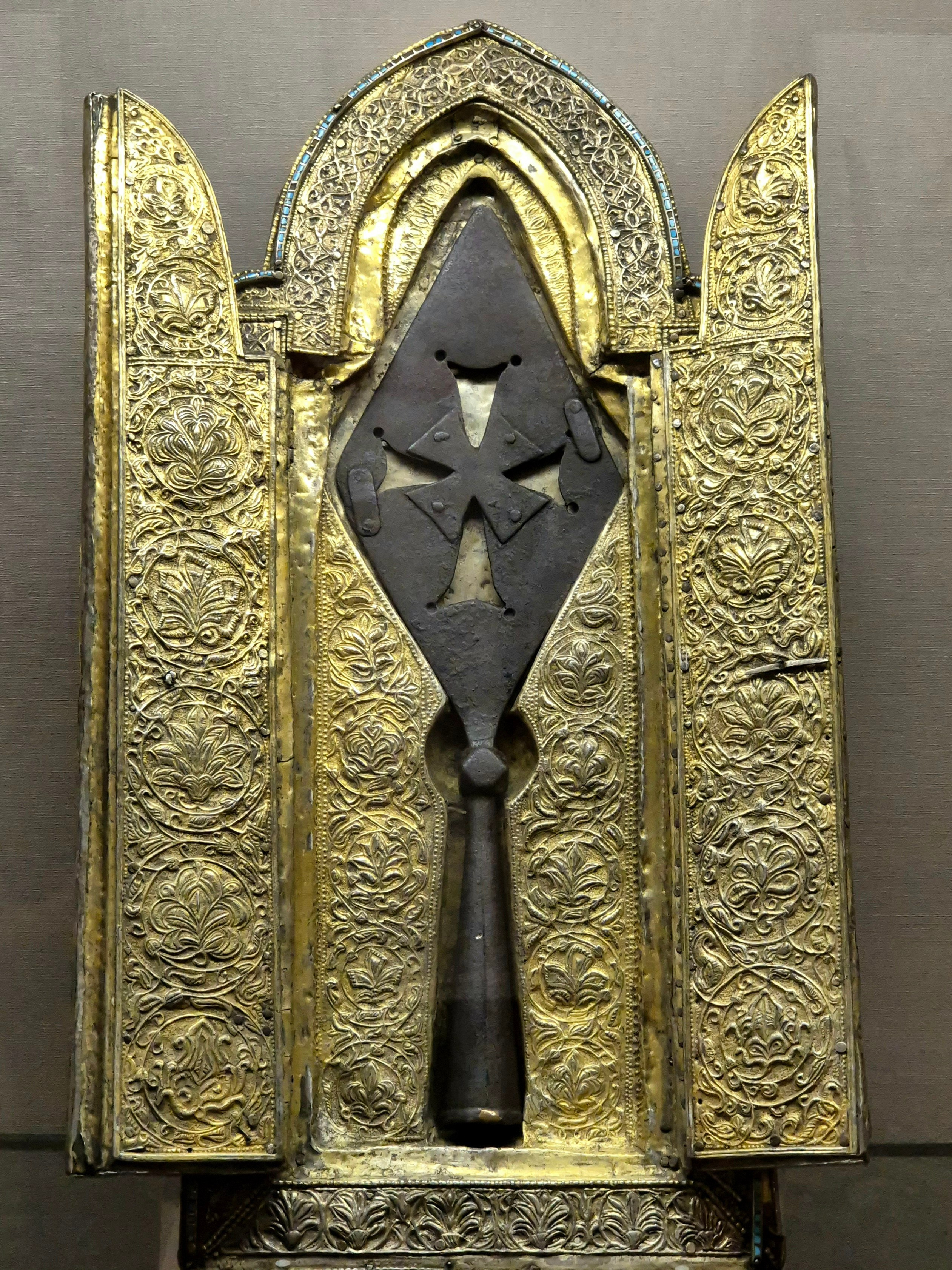 Еще одна точка, куда раньше не добрался - Эчмиадзин. Музей, резиденция католикоса армянского. В музее хранится святыня - копье Лонгина, которым римские воины поранили Христа на кресте, проверяя, жив ли он еще. 