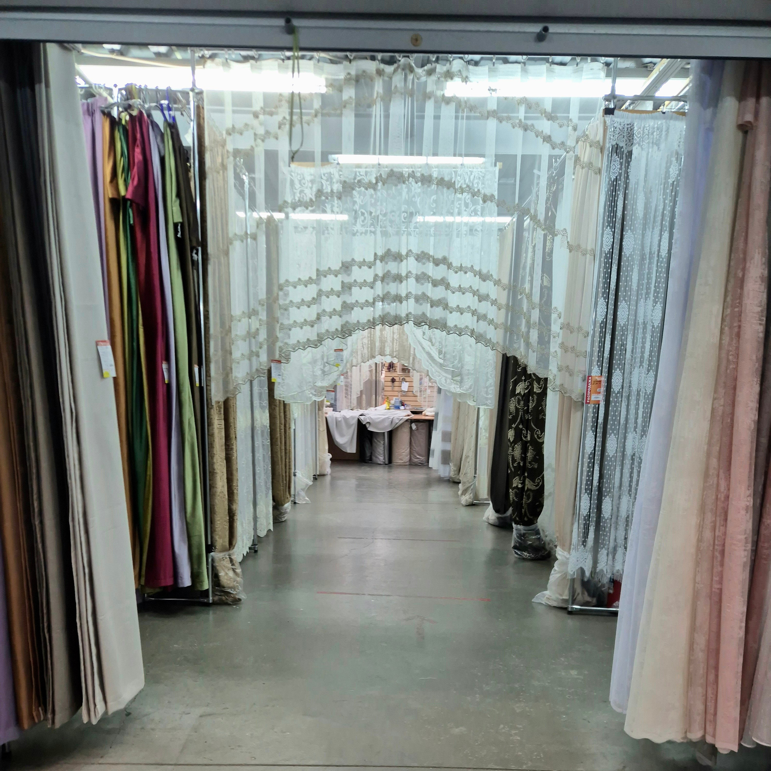 Не попали в музей ситца (в особняке И.Бурылина), решили съездить в специализированный на местном ситце торговый центр. Километр!!! торговых рядов, 2 этажа, несколько сот магазинчиков. Продажа оптом и в розницу, цены настолько ниже московских, что становится не ясно за счет чего вообще этот ТЦ существует. Видимо, оптовая торговля в рабочие дни. В 15:30 в субботу в магазинах - тишина и никого!