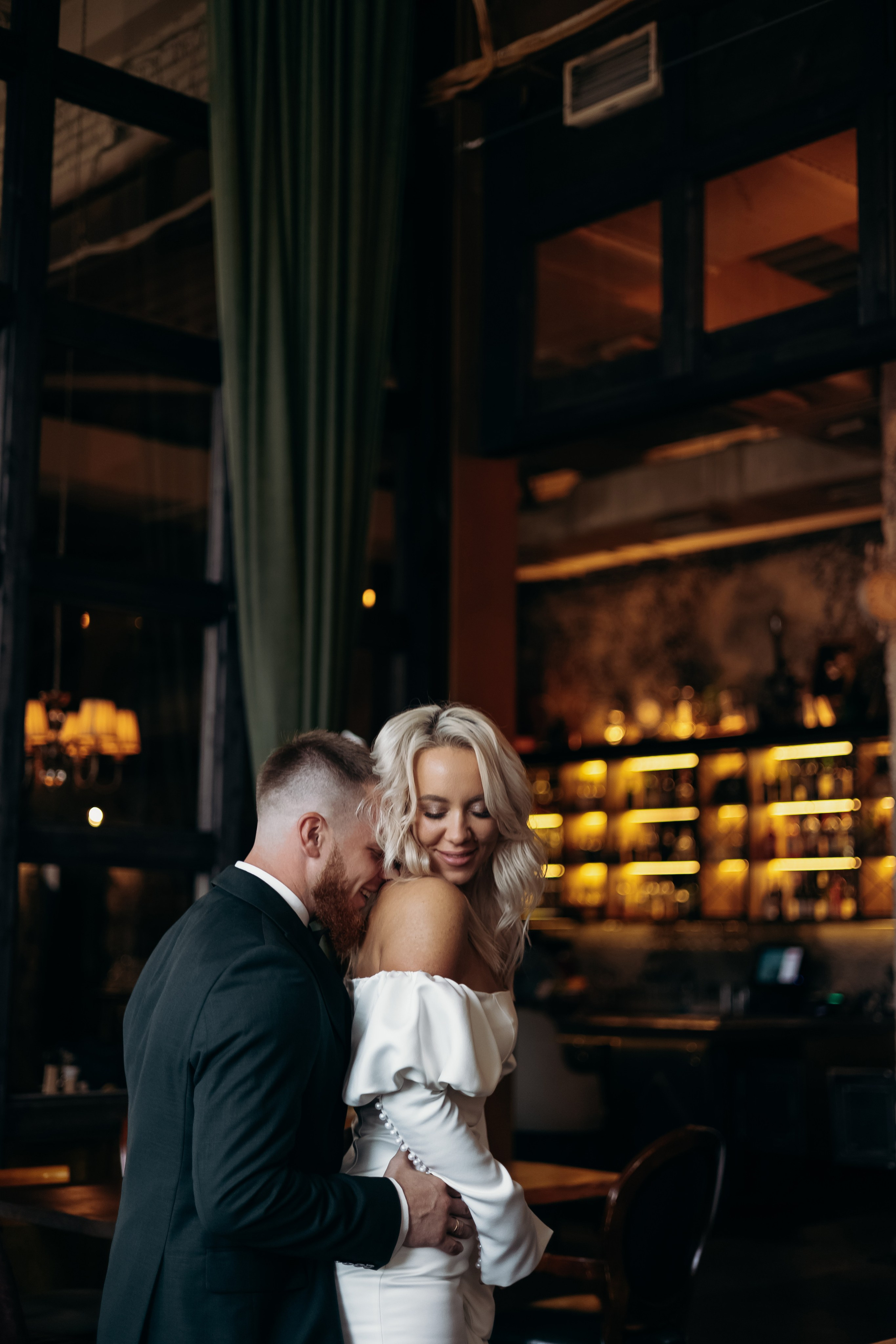 Александр и Елена (сборы, ресторан). Фотограф свадебный семейный в Красноярске Шукшина Наталья