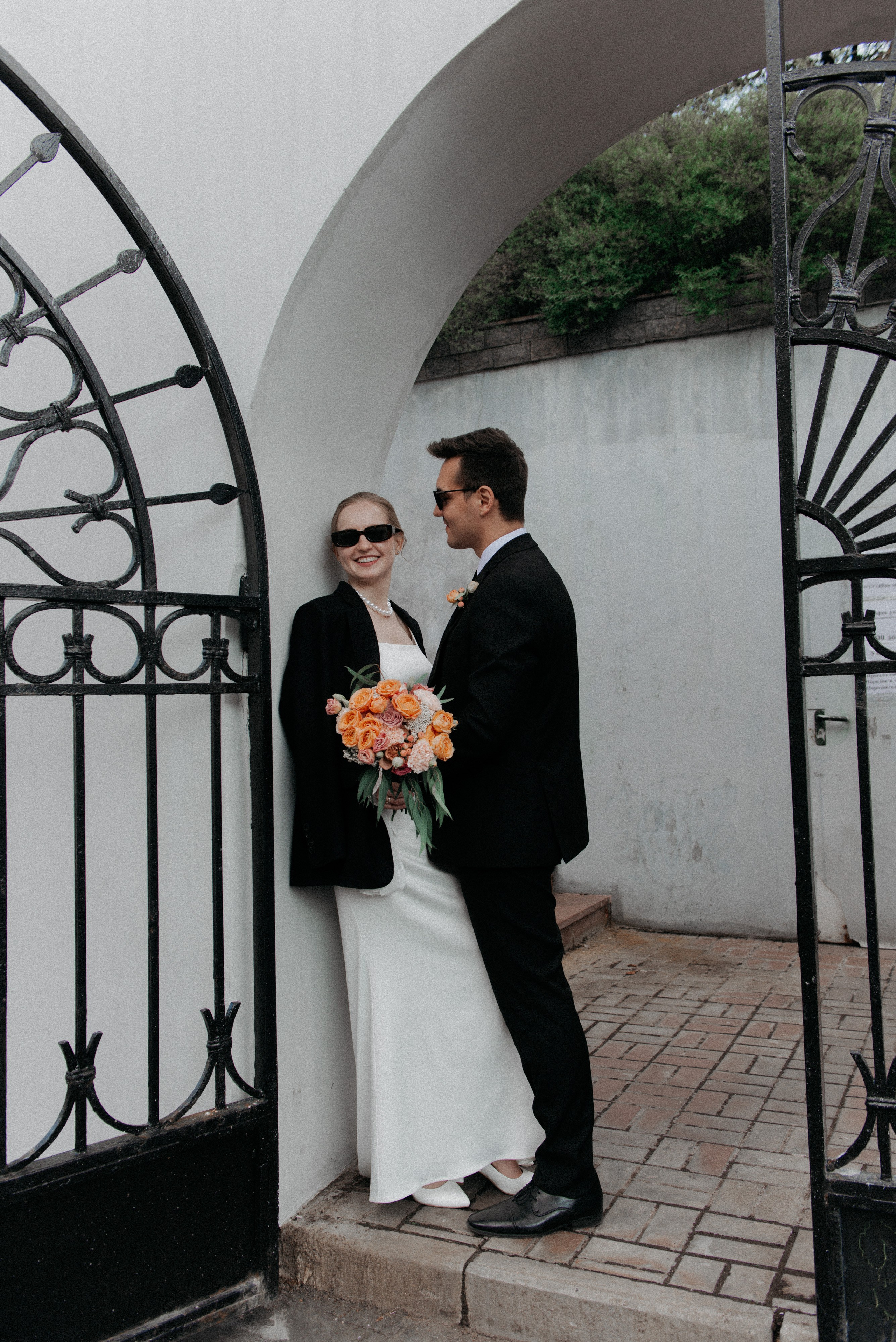 молодожены в арке