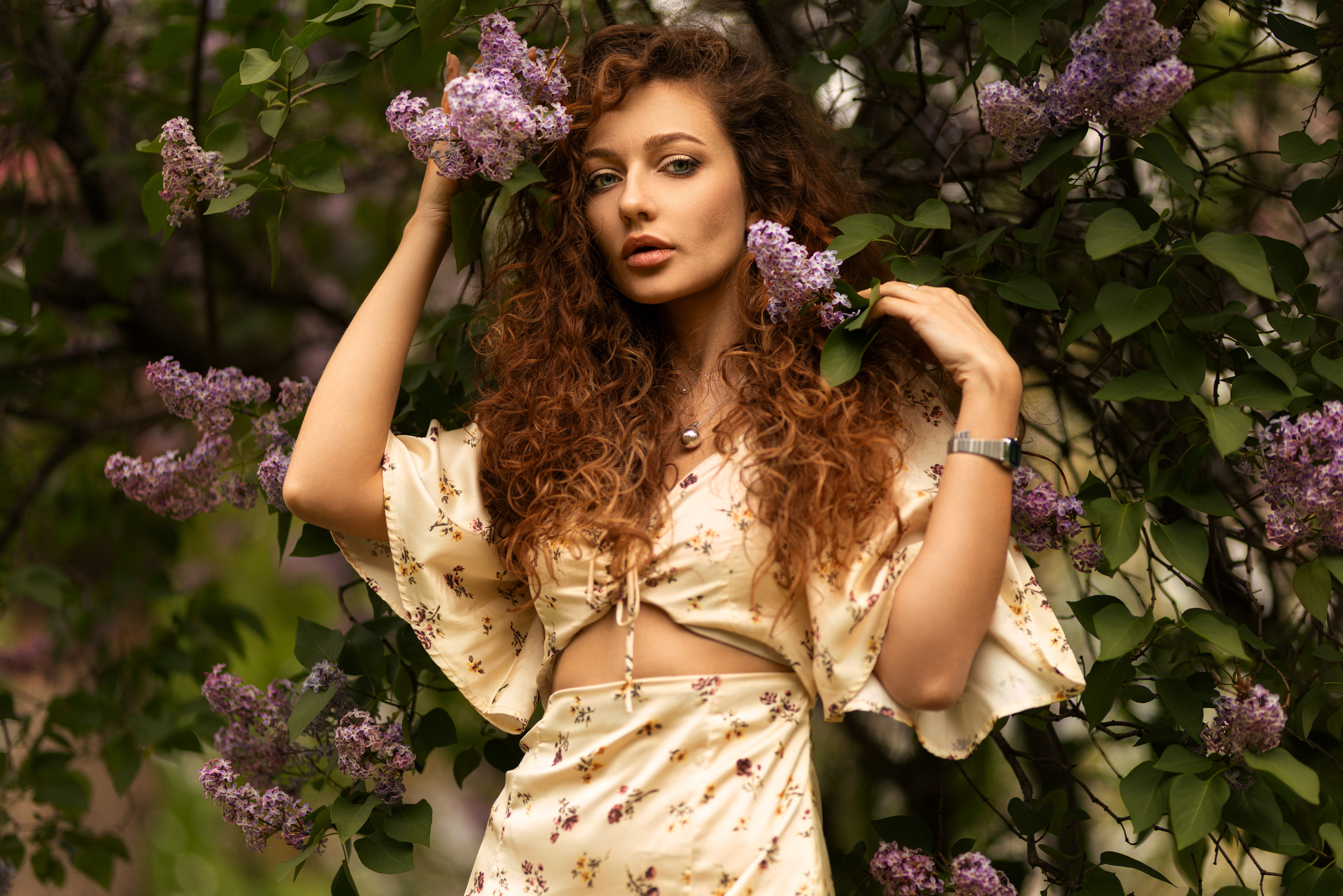 Фотосет с Дианой в цветущей сирени в Воронеже в формате для «себя». Дмитрий Шульгин, портретный фотограф в Воронеже