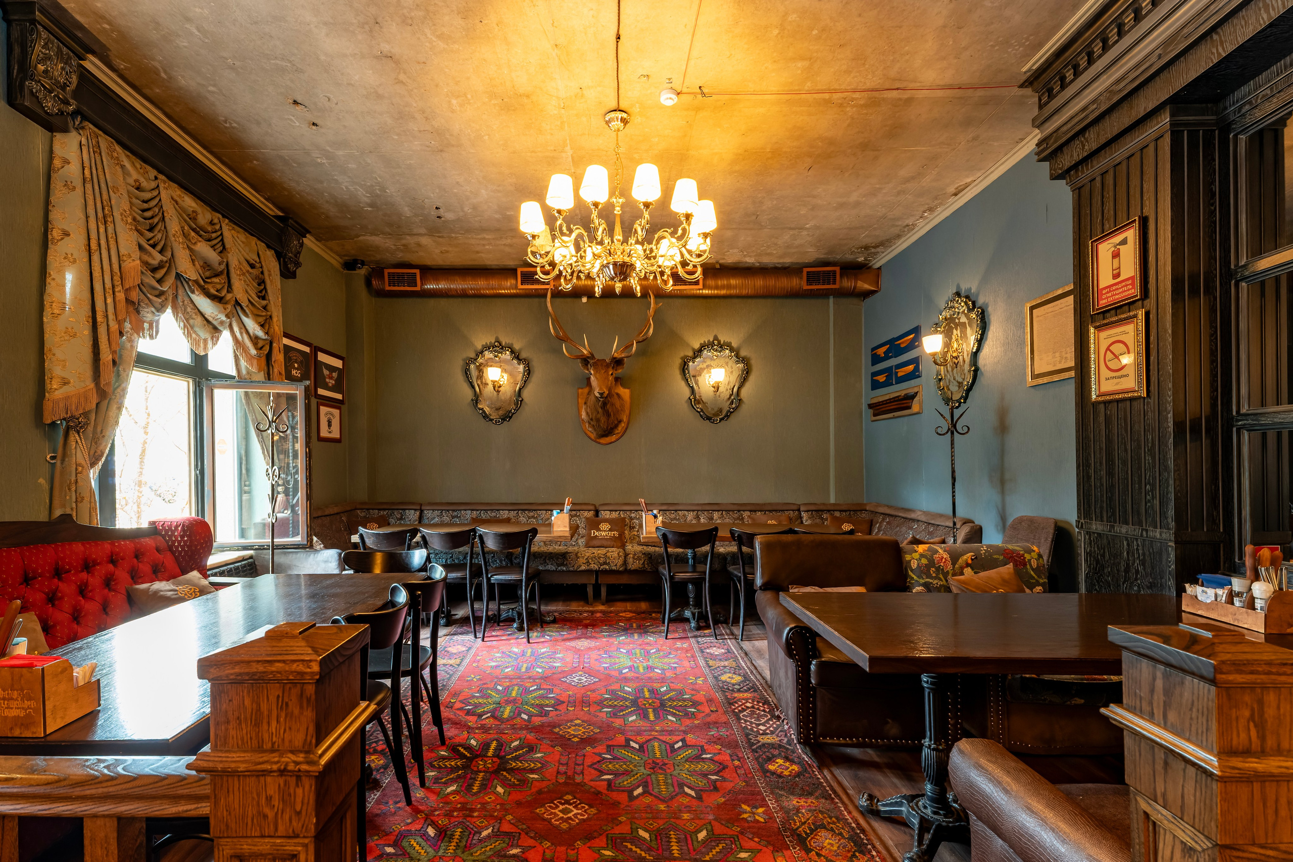 Алматы, Fuller's Pheasant Feather — первый паб сети Fuller's в Алматы, апрель 2025. Интерьерный фотограф Алматы