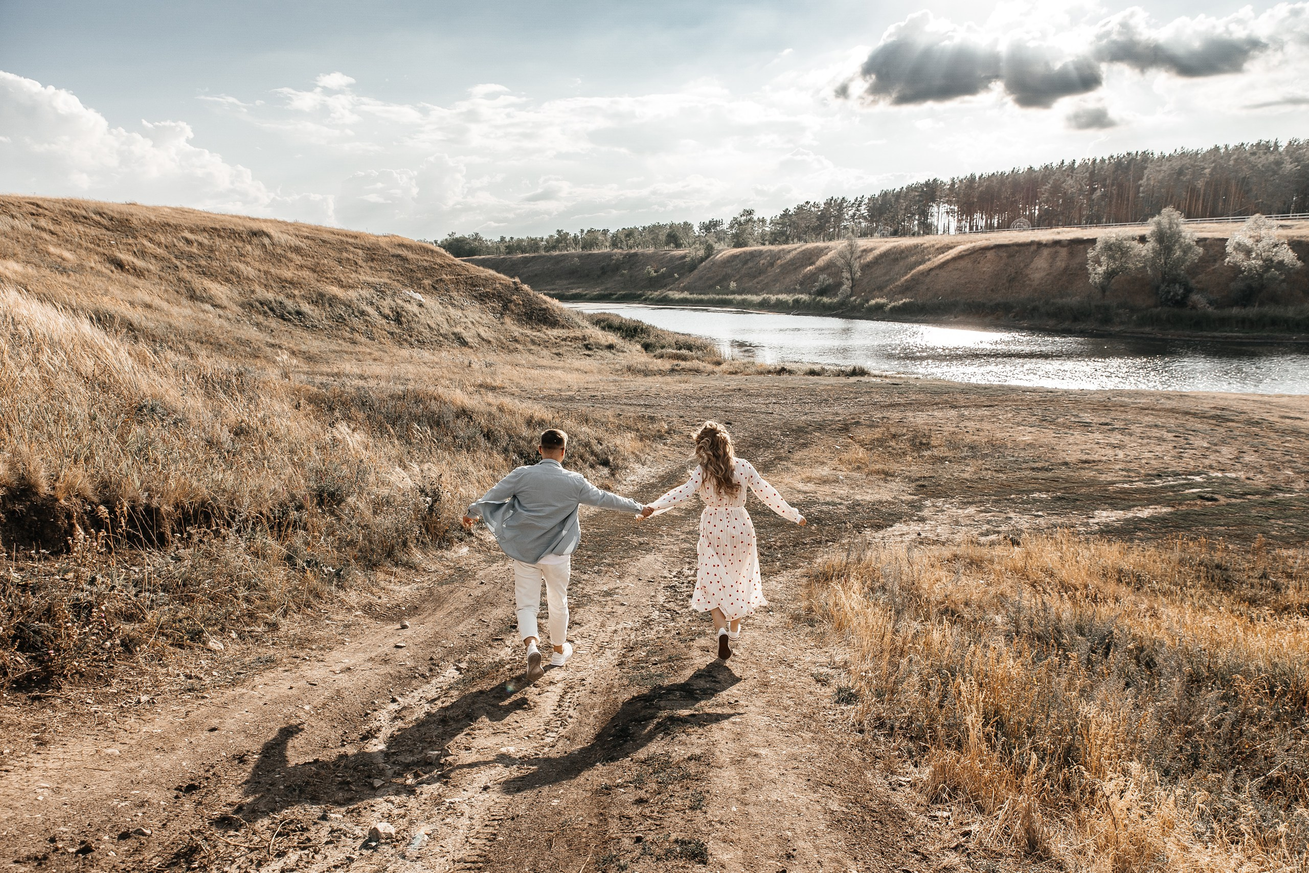 Здравствуйте! Я&nbsp;свадебный фотограф из&nbsp;Ульяновска, работаю в&nbsp;том числе по&nbsp;всей России и&nbsp;с&nbsp;выездом за&nbsp;границу. Снимаю свадьбы, lovestory, корпоративы, светский репортаж. Провожу обучение по&nbsp;фотографии, мастер-классы и&nbsp;воркшопы для других фотографов.