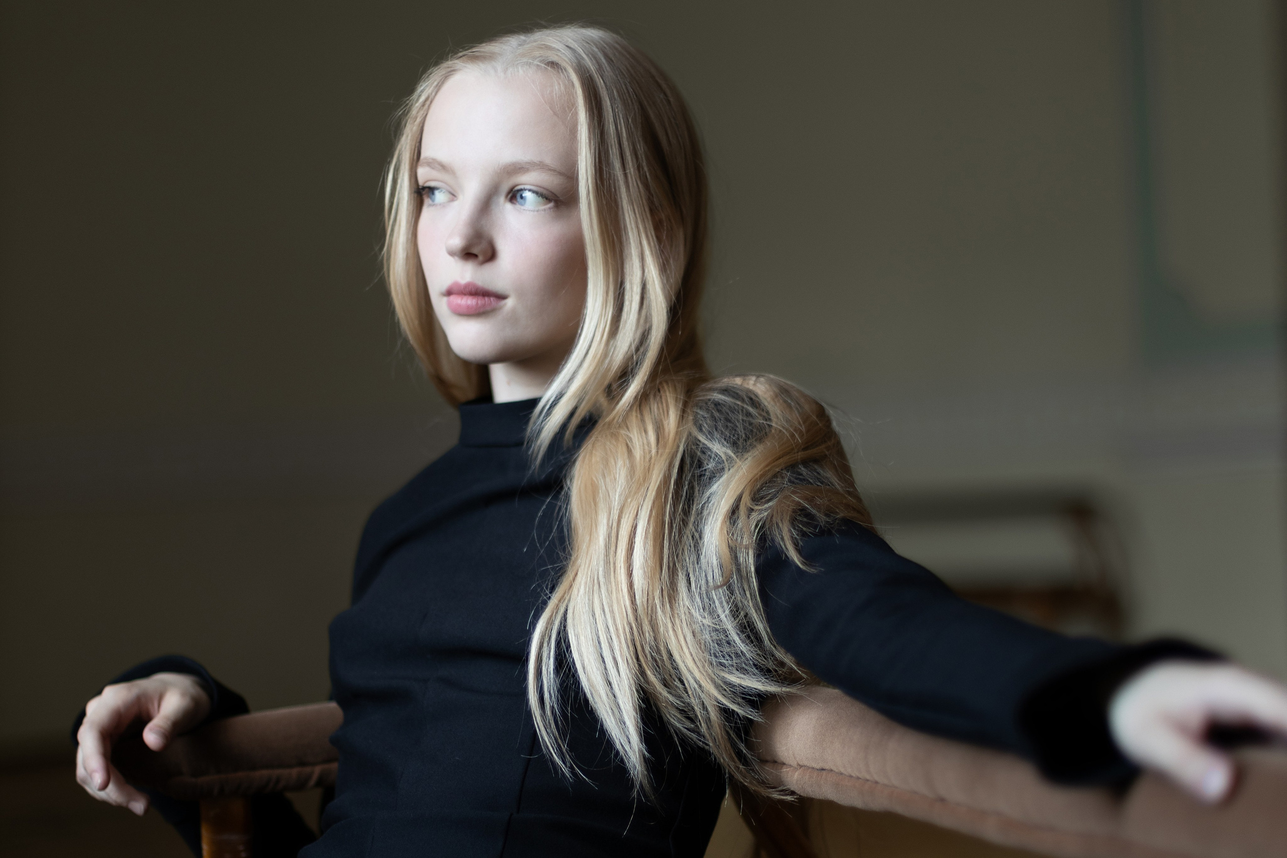 фото портрет девушки на скамейке в в лучах солнца