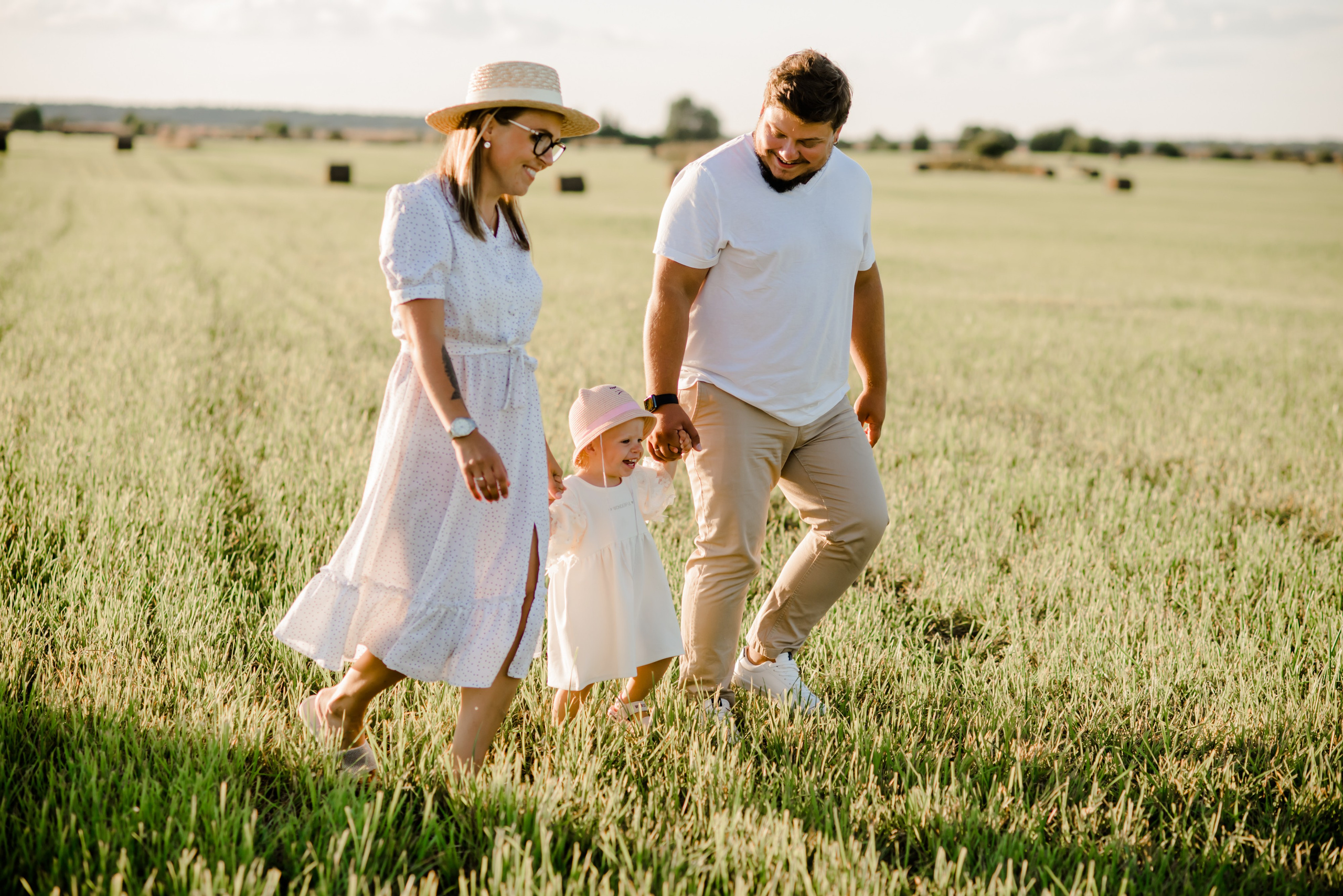 Семья в поле. Свадебный и семейный фотограф Евгения Кононова