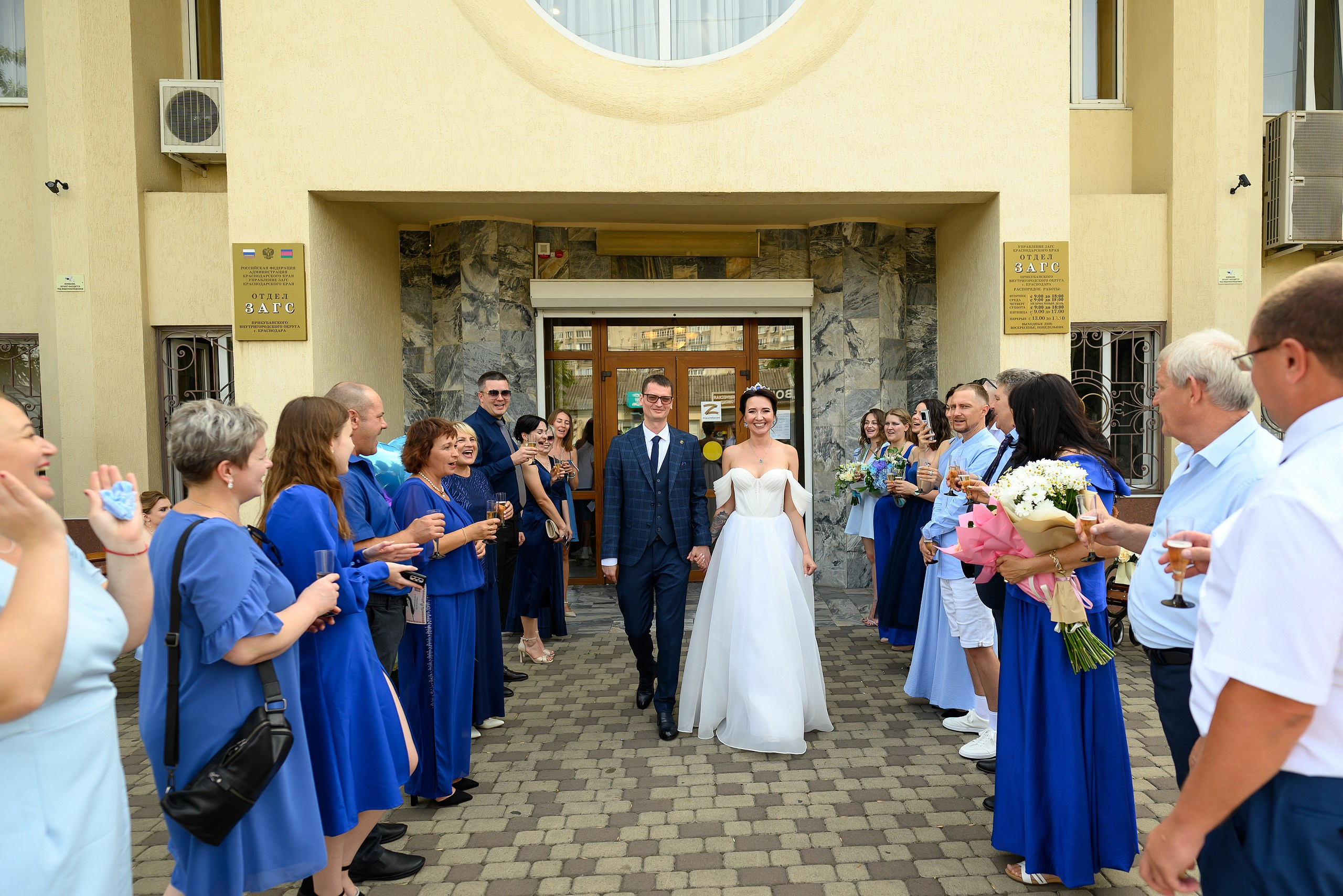 Фотография выхода молодоженов из ЗАГСа, эмоции и удачно пойманный момент от свадебного фотографа в Краснодаре.