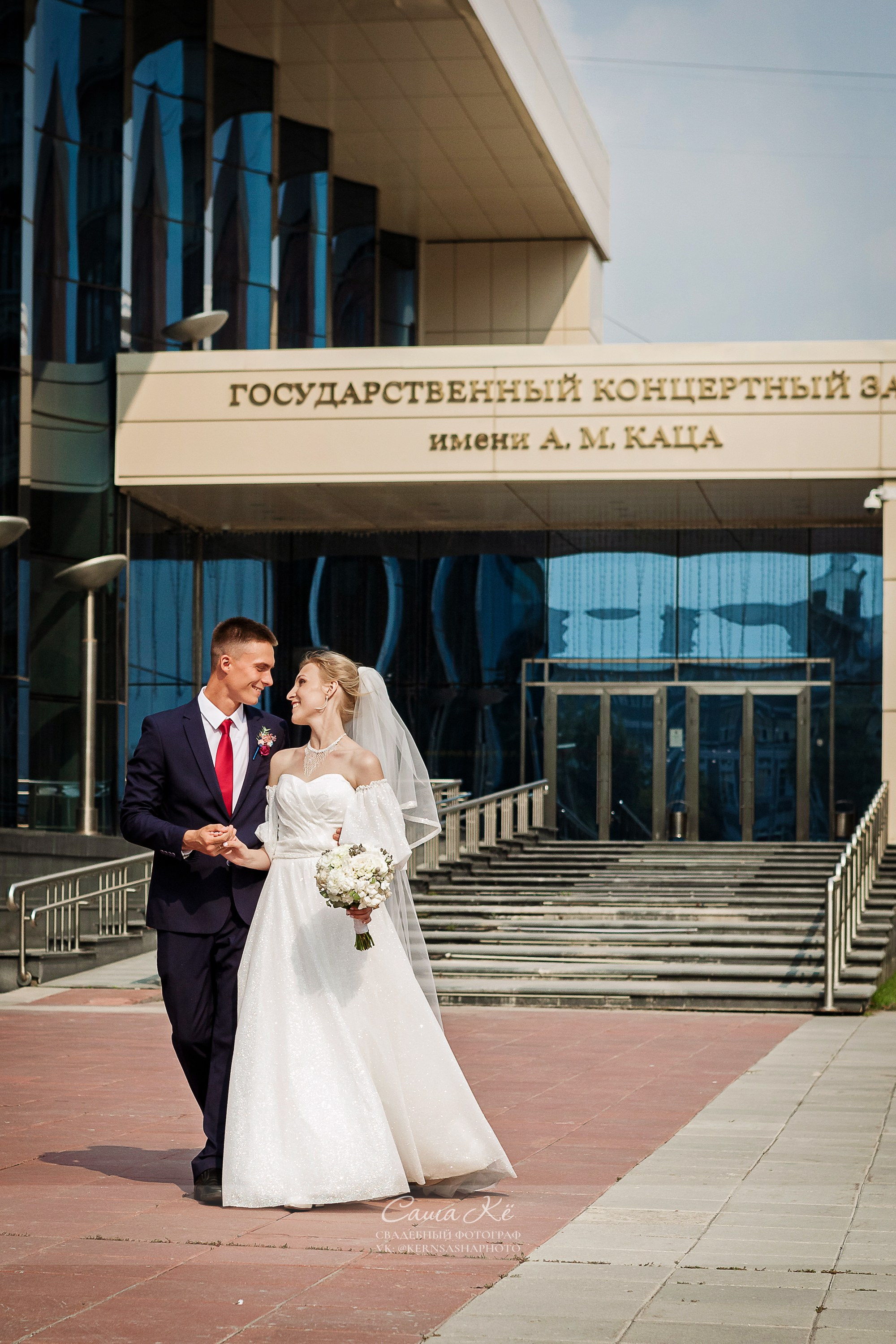 Волшебная фотосессия А&О около Оперного театра. Свадебный, семейный и event фотограф в Новосибирске и Новосибирской области Саша Кё