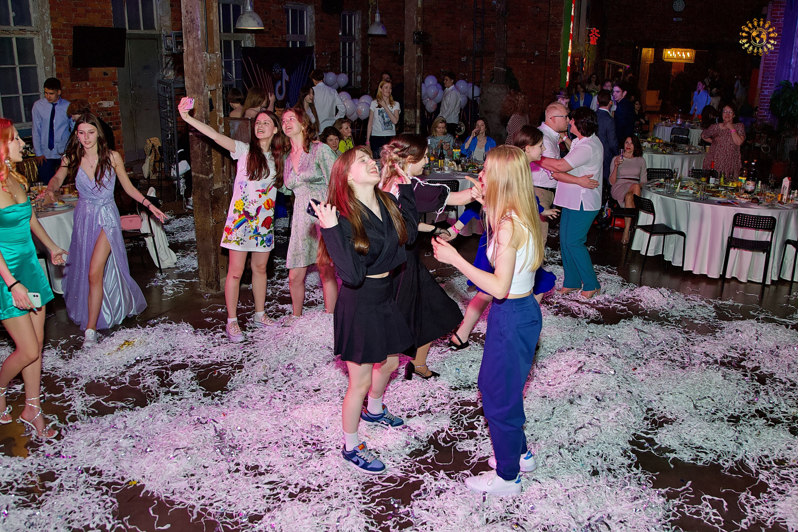 Выпускной 2023 (9-й класс, школа № 46). Loft Urban. Москва. Репортажная съемка в Москве и области. Анималистика