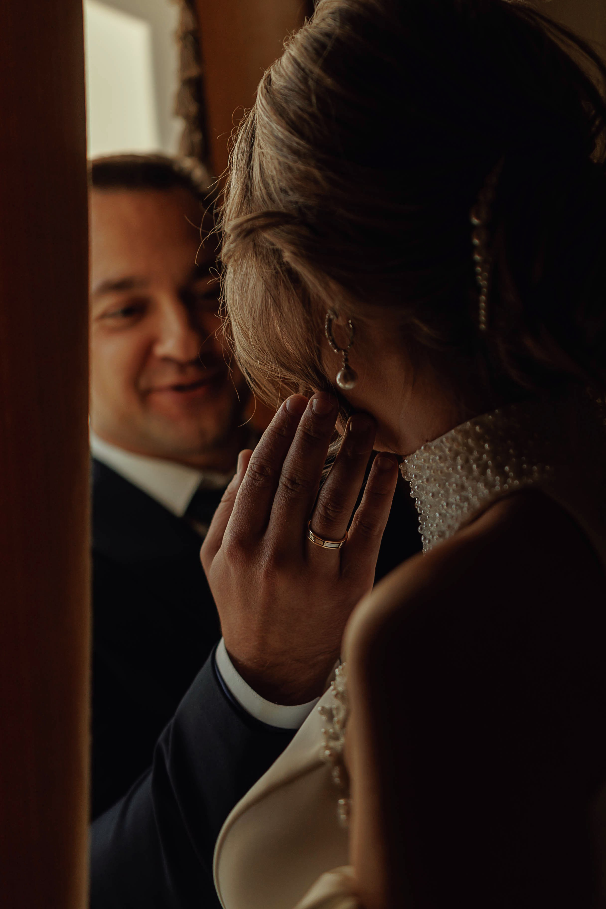 Милая фотография жениха и невесты сережки свадьба в усадьбе Лосевых-Шатиловых-Сталь-фон-Гольфштейн в Воронеже