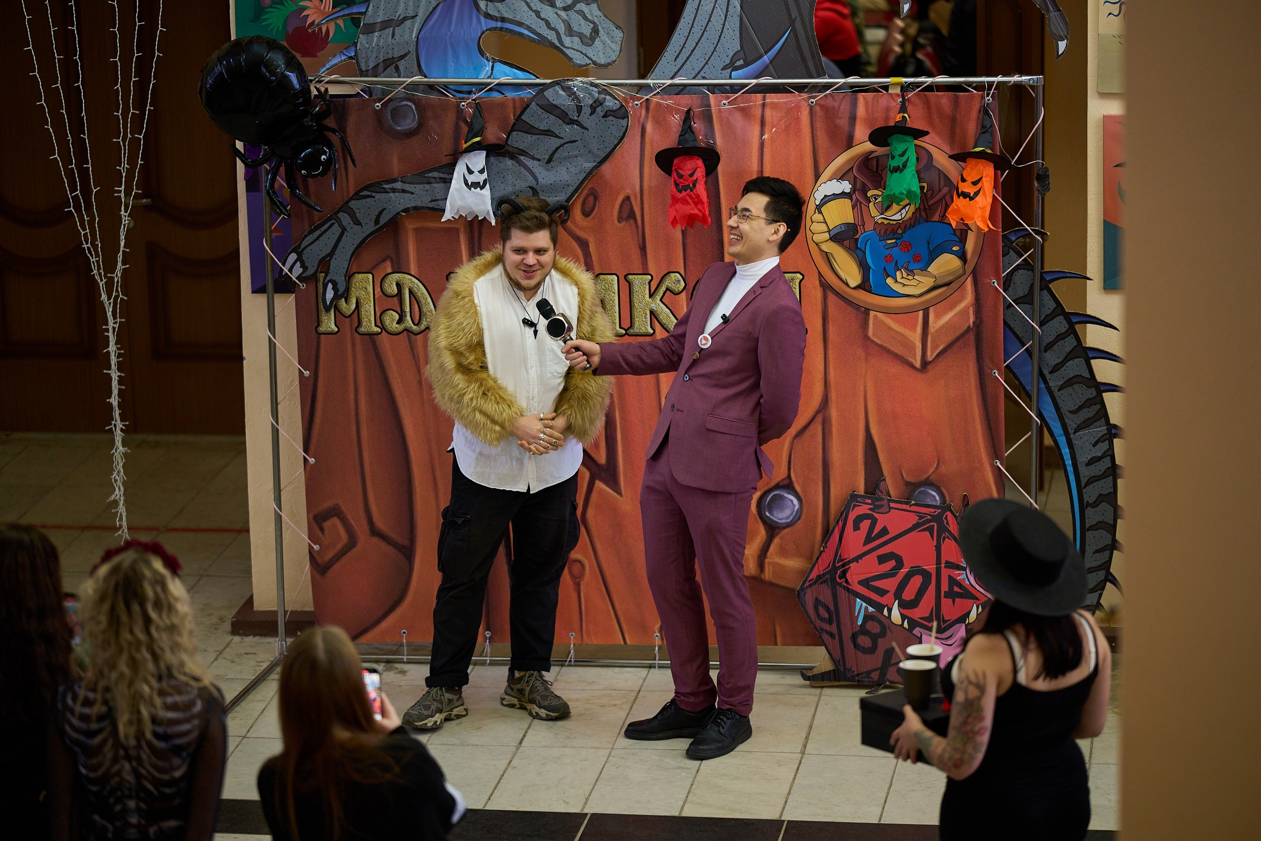 Восемь часов я естественно не крутился вокруг столов НРИ, кадры с игр перемежаются активностями снаружи.