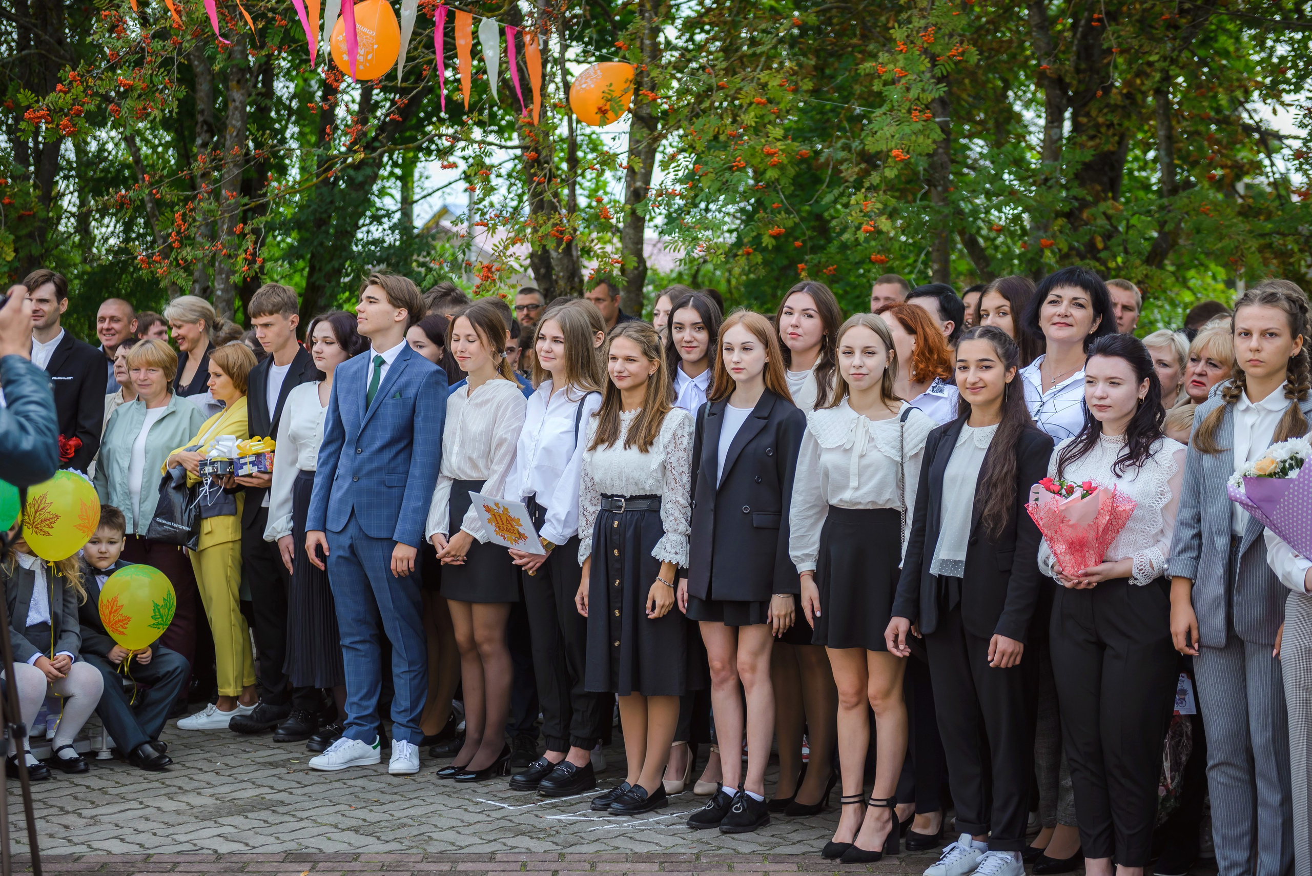Линейка 11-е классы 2023. Фотограф Галина Лисанова, г. Брянск