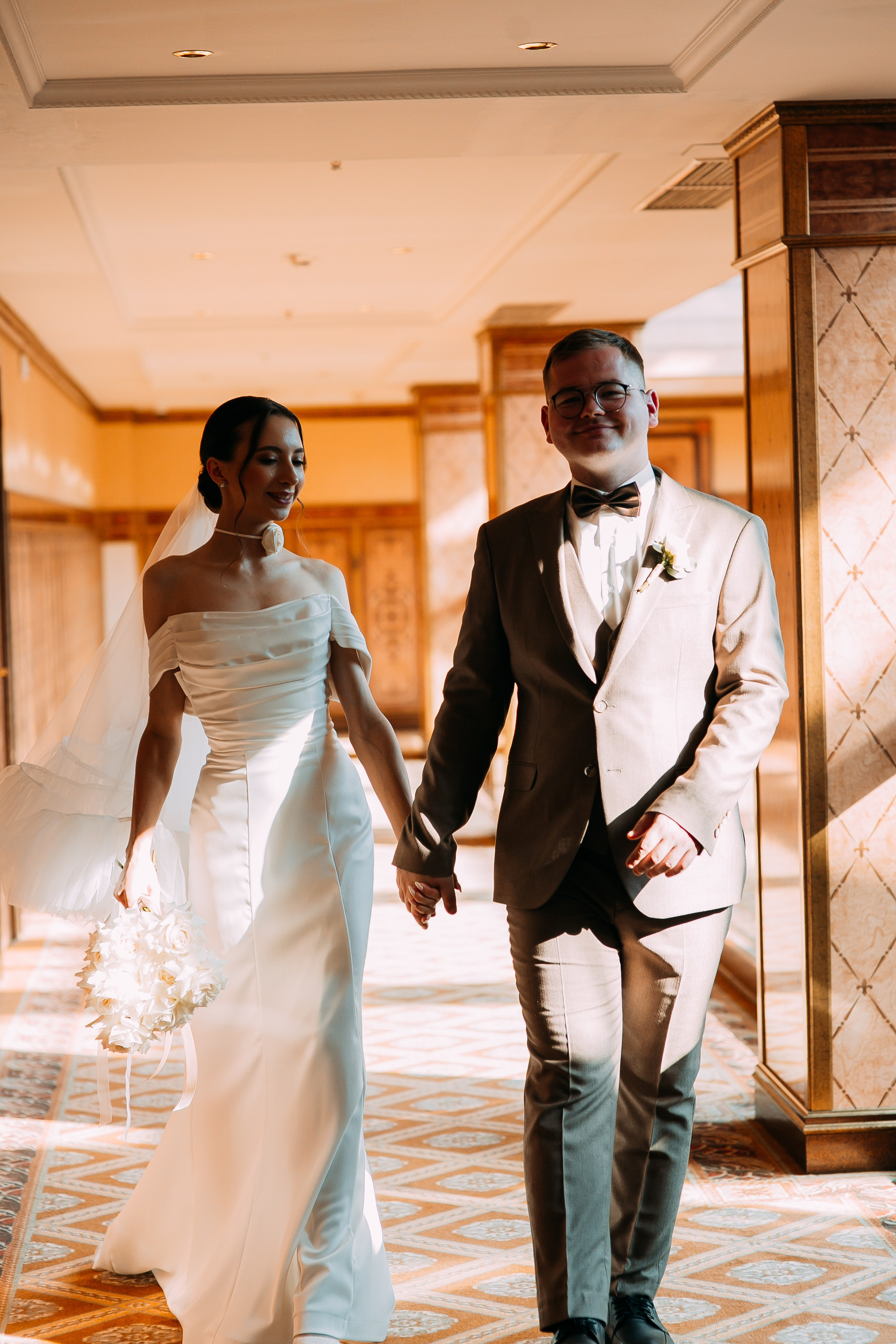 Свадебная фотосессия Ивана и Лидии в отеле и городе. Свадебный и репортажный фотограф в Ярославле и Санкт-Петербурге Роман Микрюков